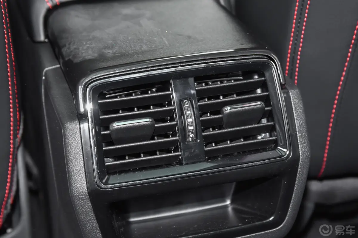 柯迪亚克GT改款 TSI330 两驱奢享版后排空调控制键