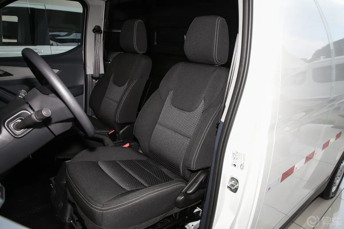 大通EV30智能物流专家长轴 国轩驾驶员座椅