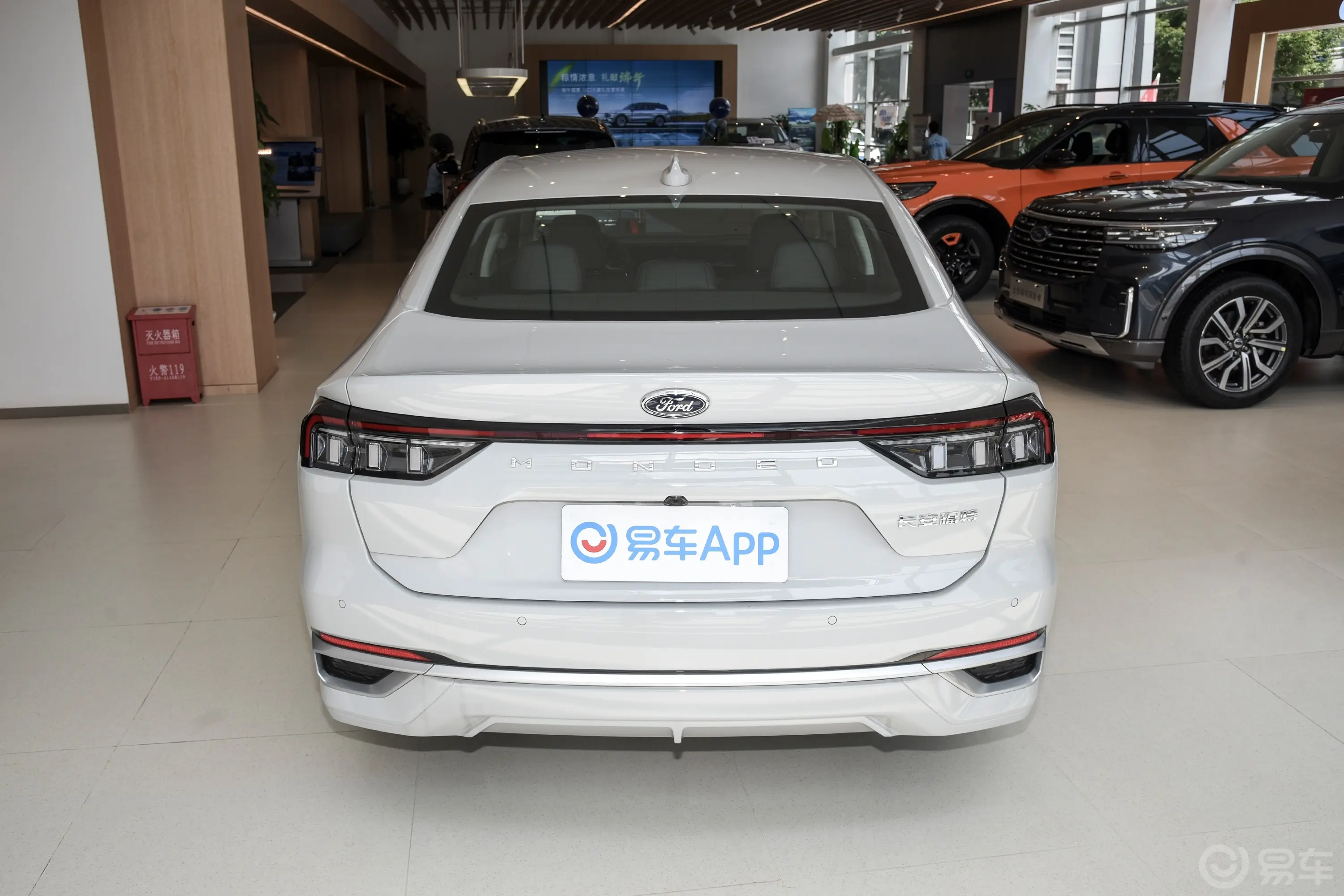 蒙迪欧EcoBoost 180 豪华型正后水平