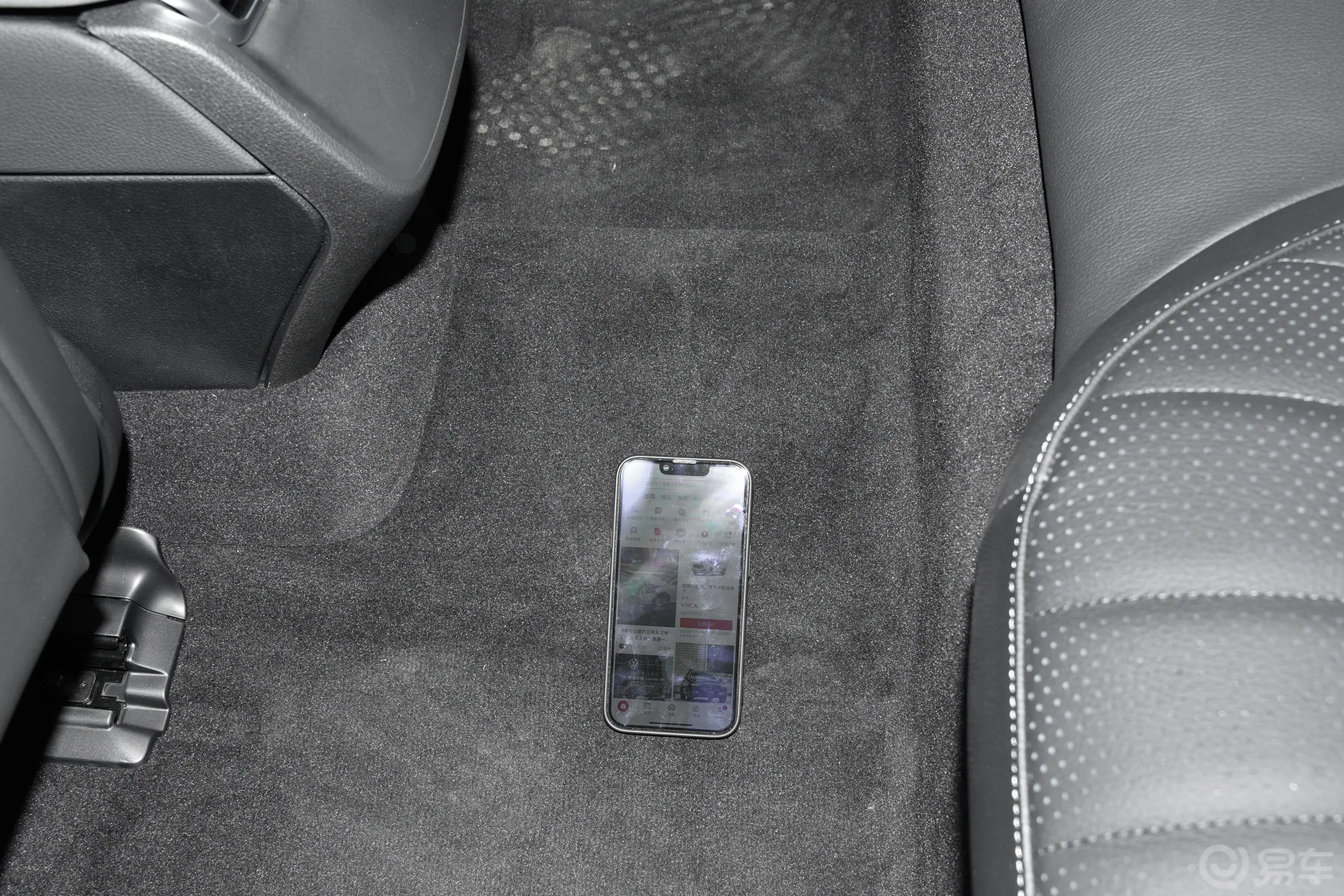 奔驰EQS改款 450+ 先锋版后排地板中间位置