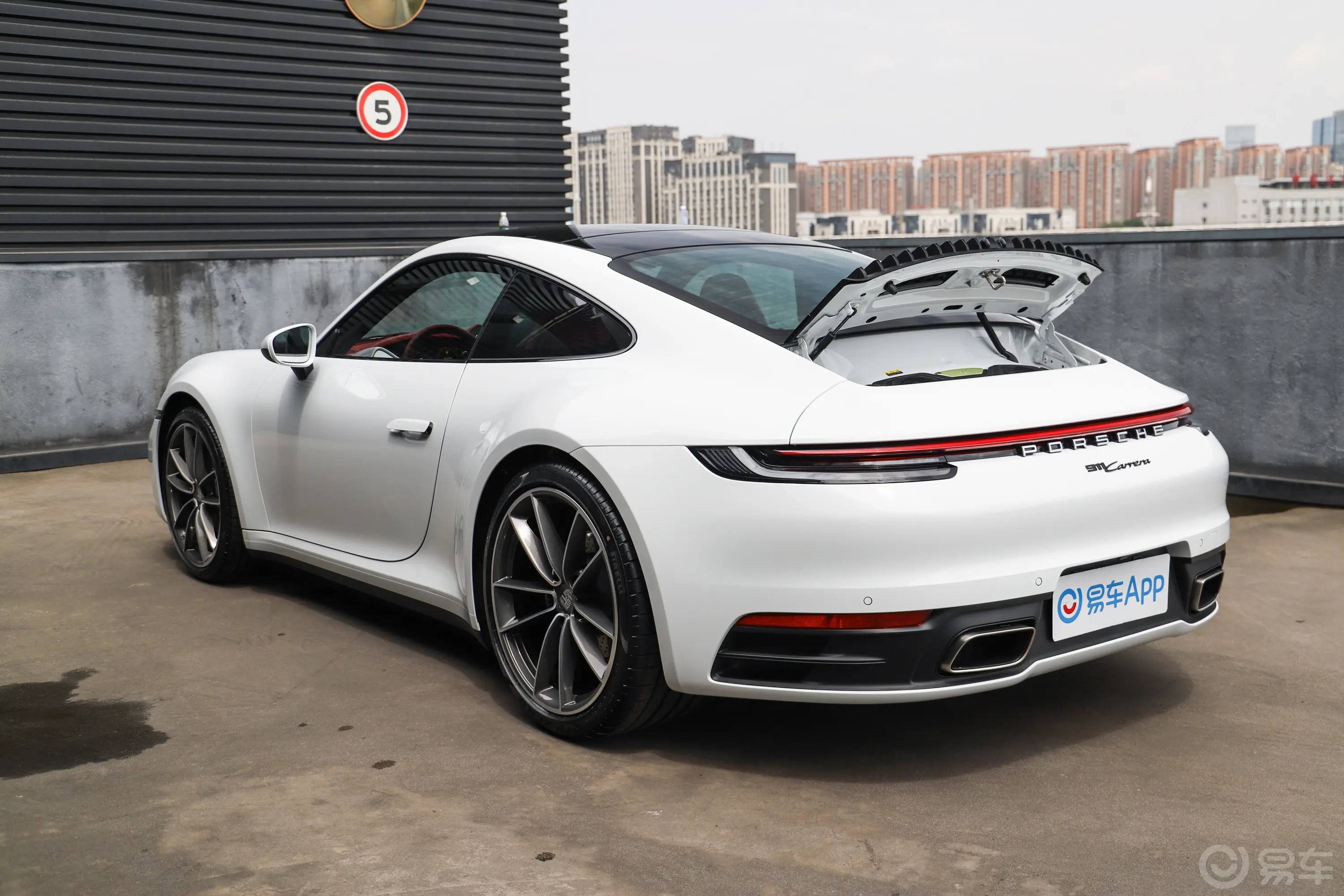 保时捷911Carrera 3.0T后备厢开启45度侧拍