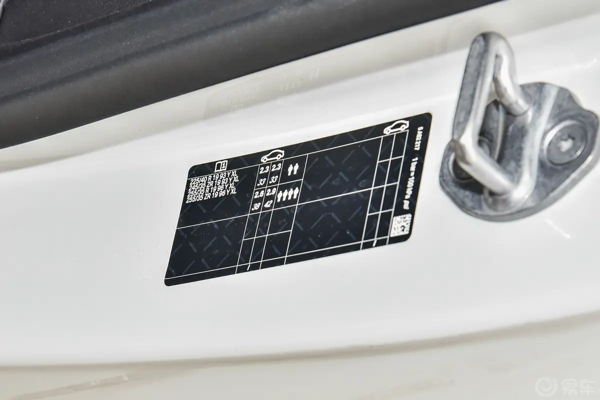 宝马2系双门轿跑车 M240i胎压信息铭牌