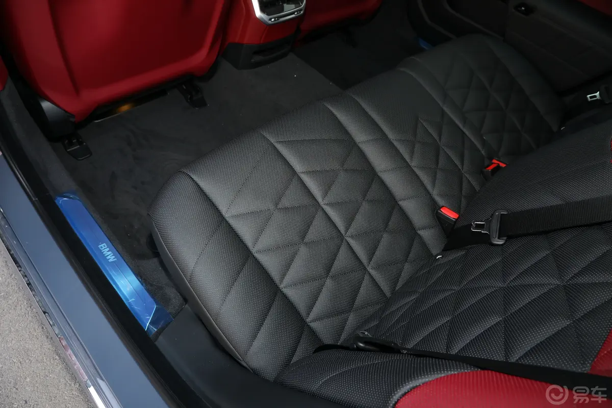 宝马i7eDrive50L 领先型 豪华套装后排空间