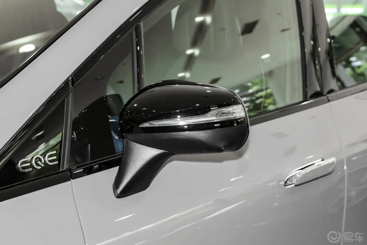 奔驰EQE SUV500 4MATIC 特别版主驾驶后视镜背面