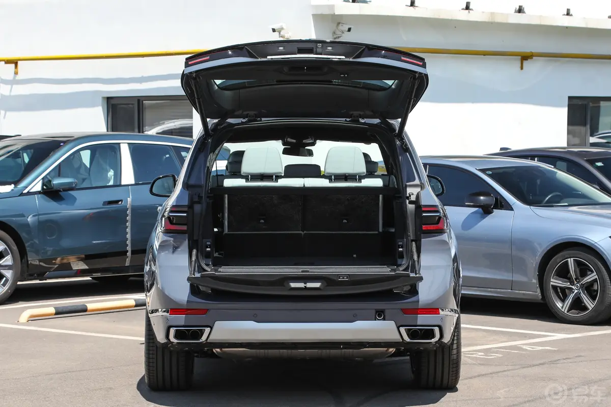 宝马X7xDrive40i 领先型 豪华套装后备厢