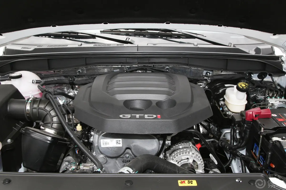 宝典1.8T 四驱长轴平底货箱舒享版 汽油发动机特写