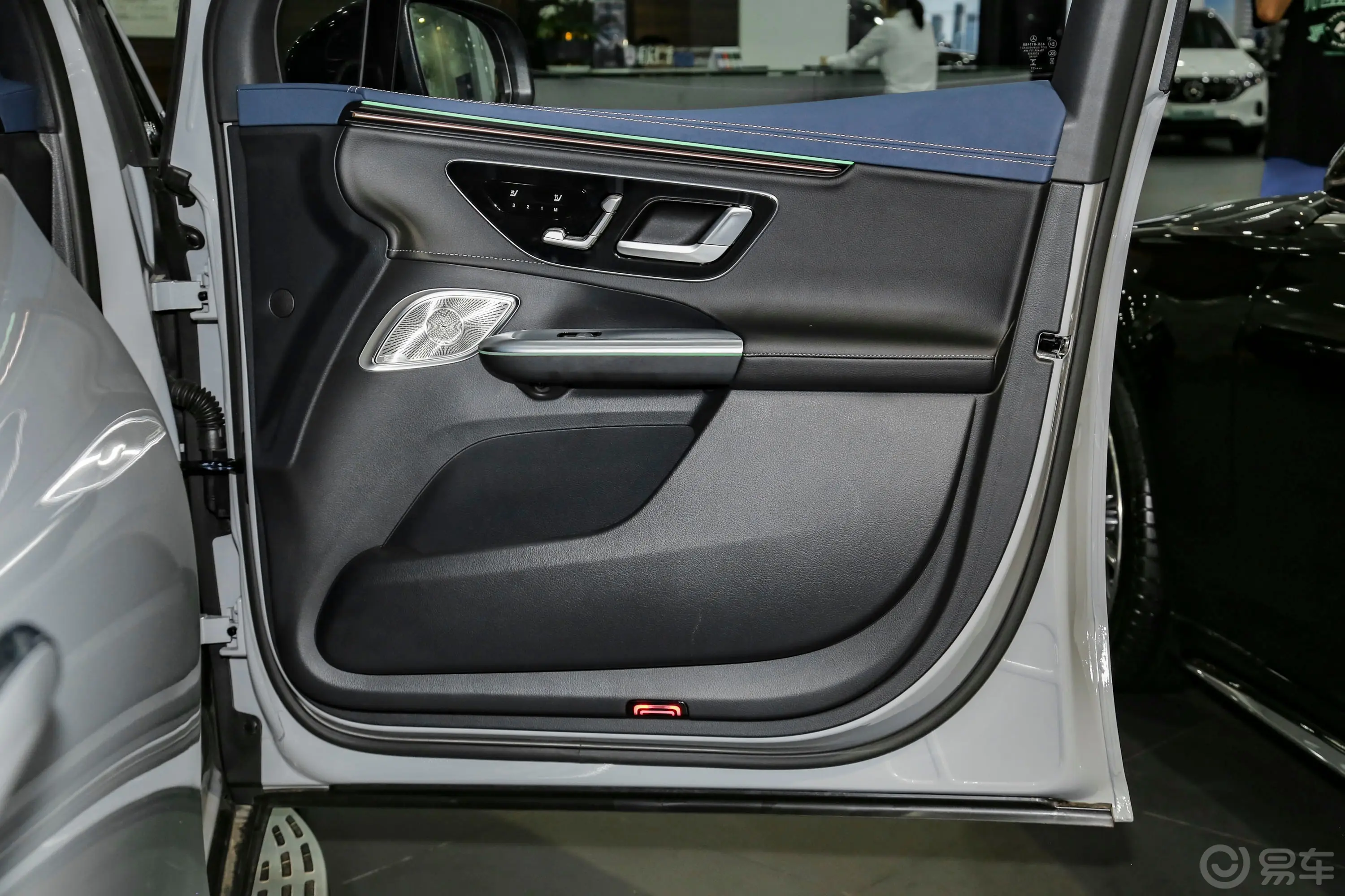 奔驰EQE SUV500 4MATIC 特别版副驾驶位