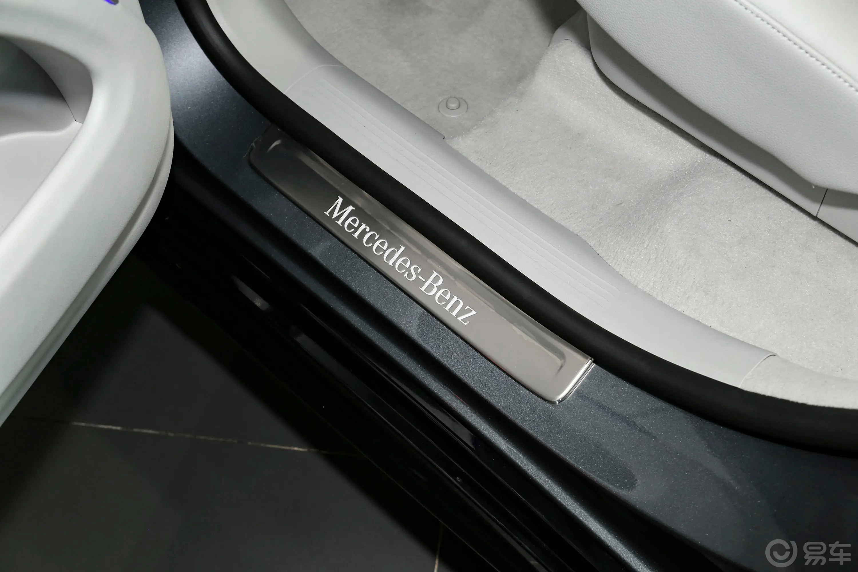 奔驰EQS SUV450 4MATIC 先锋版后排空间