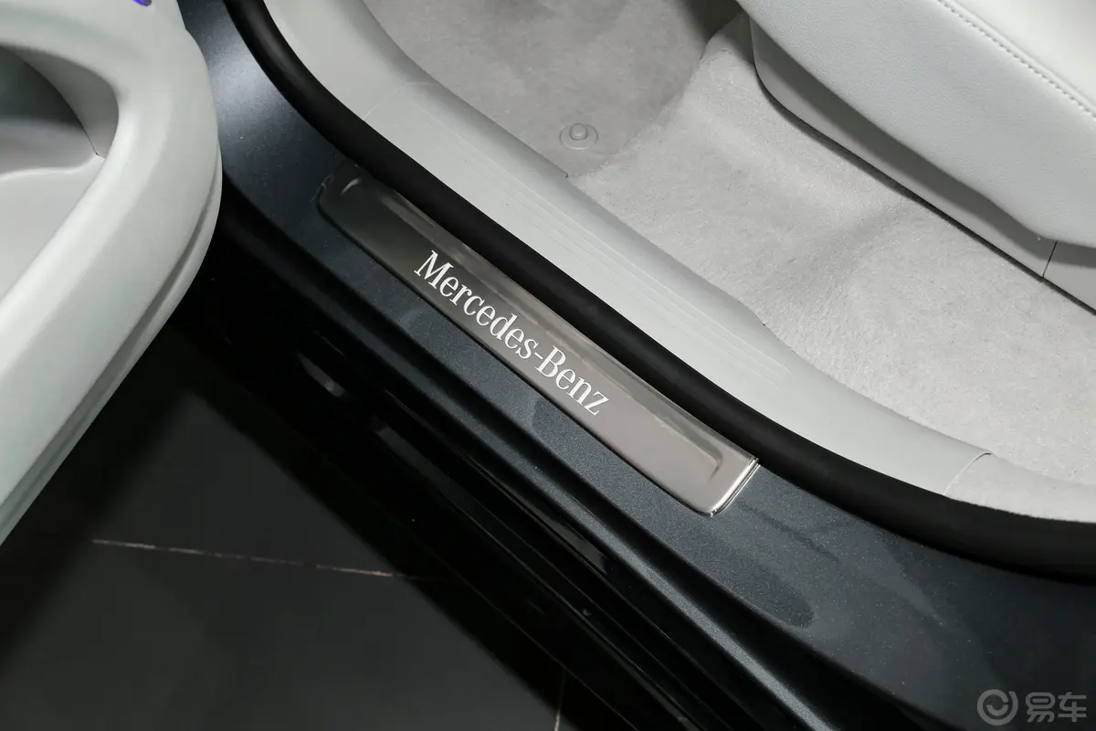 奔驰EQS SUV450 4MATIC 先锋版后排空间