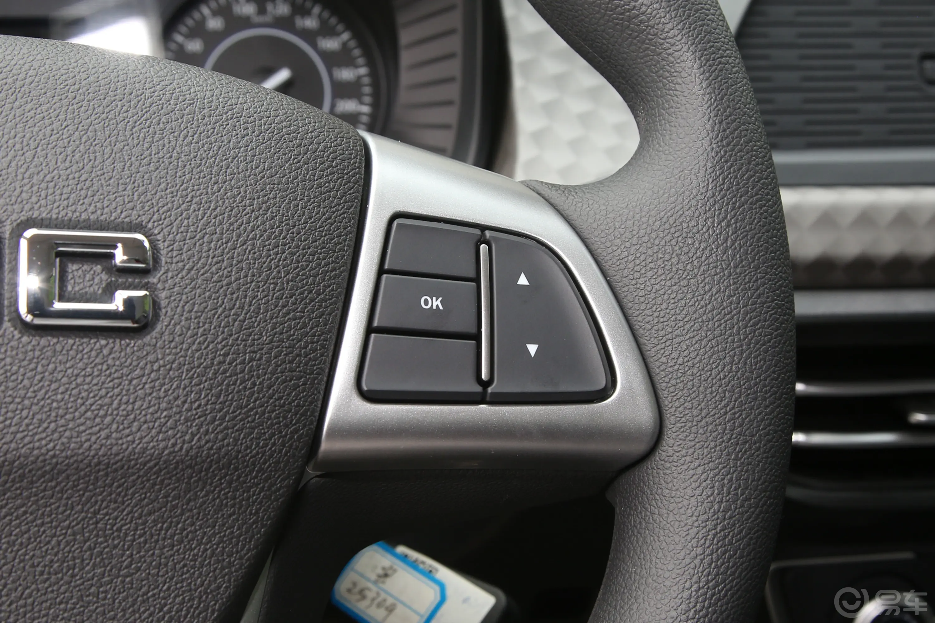 宝典1.8T 四驱长轴平底货箱舒享版 汽油右侧方向盘功能按键