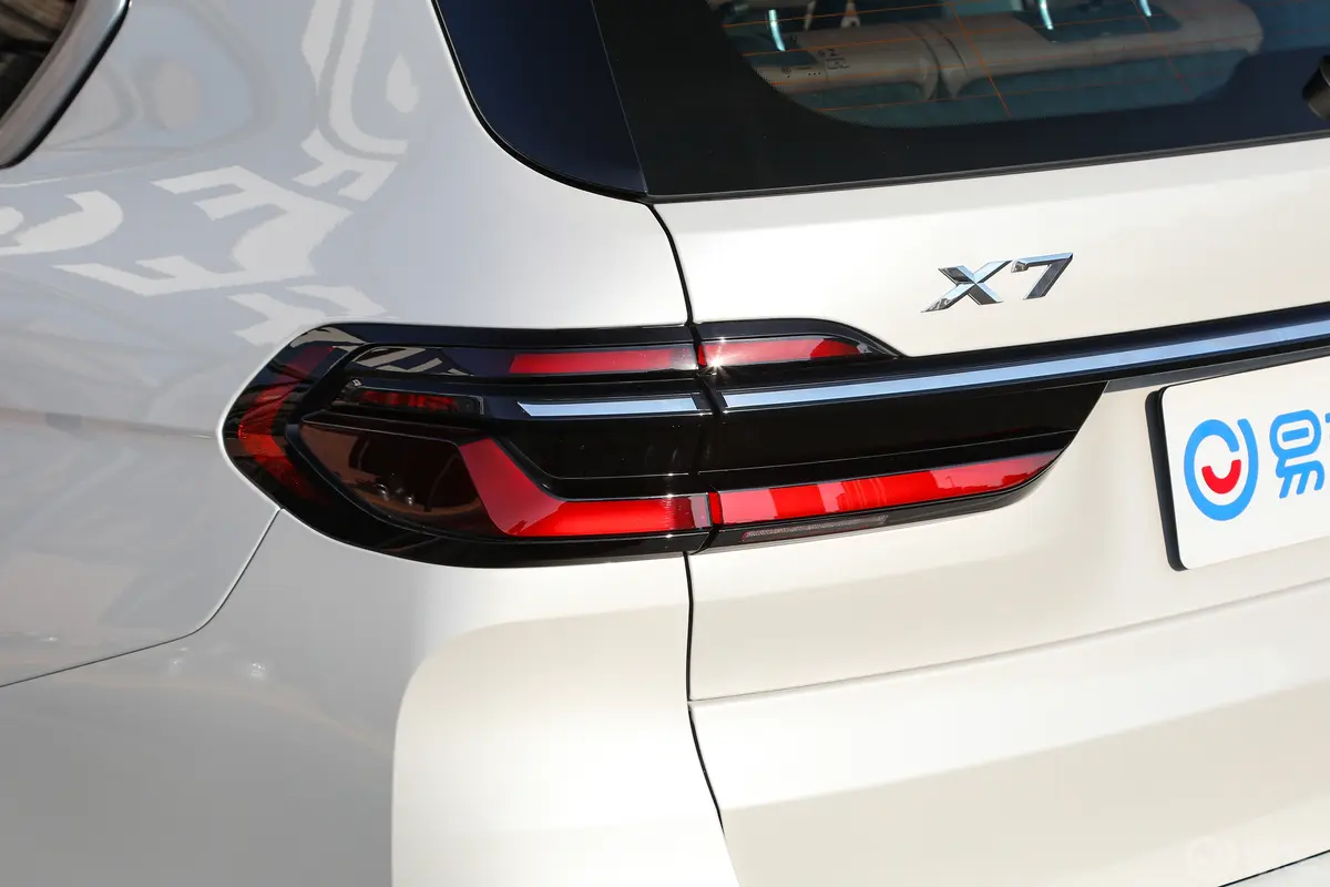 宝马X7xDrive40i 领先型 豪华套装尾灯侧45度俯拍