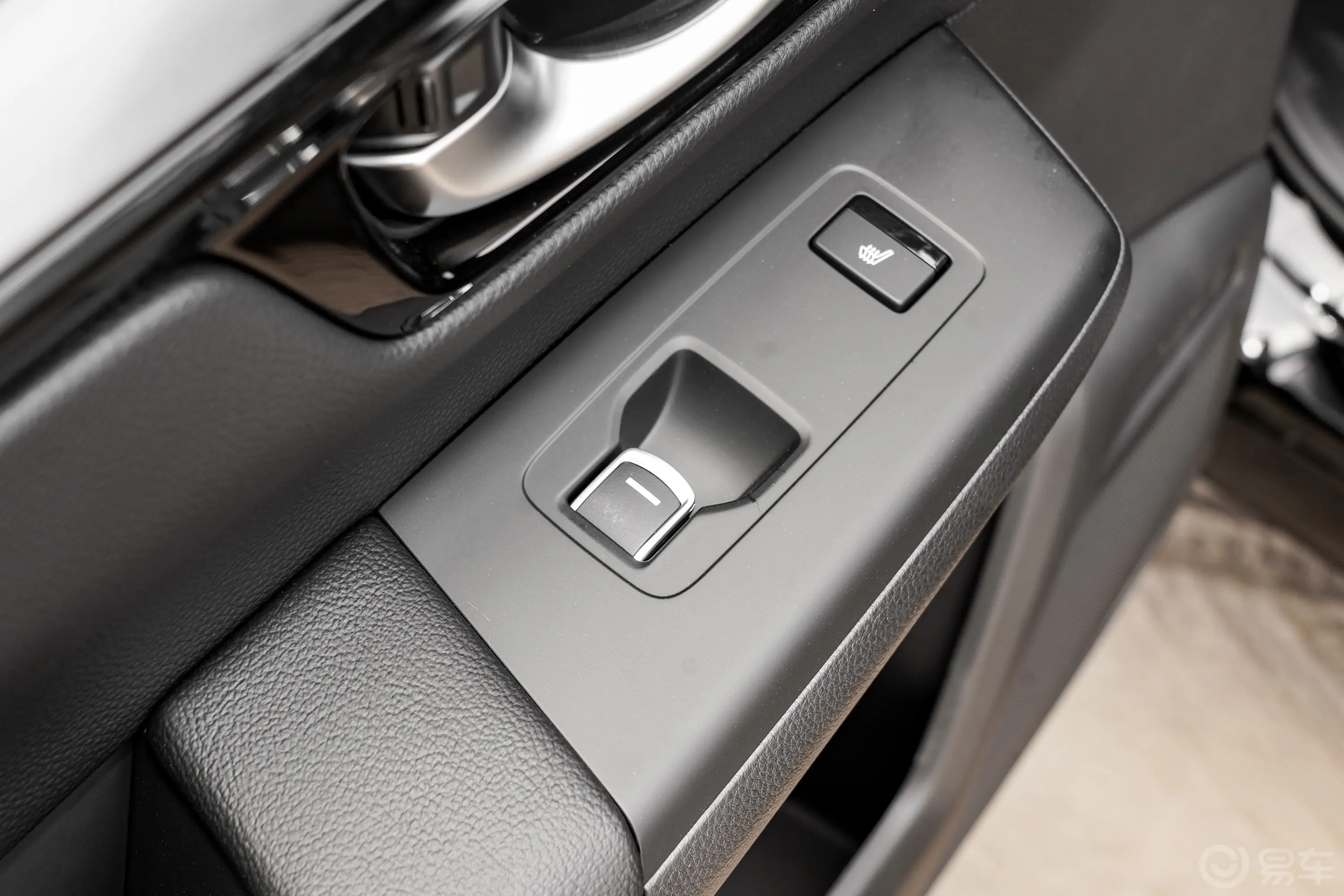 本田CR-V混动 2.0L 两驱智耀版后车窗调节