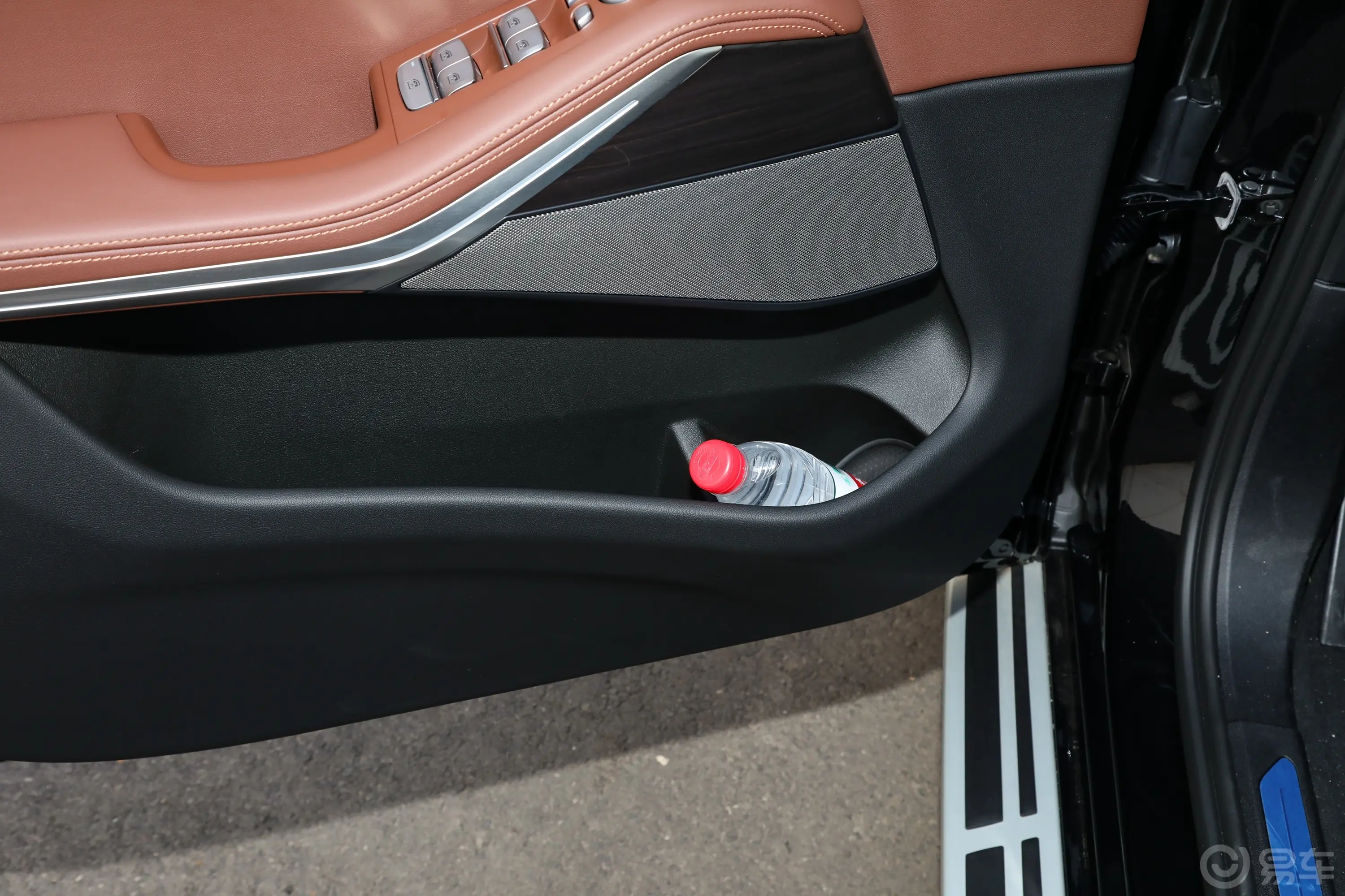 宝马X7改款 xDrive40i 领先型 豪华套装主驾驶位