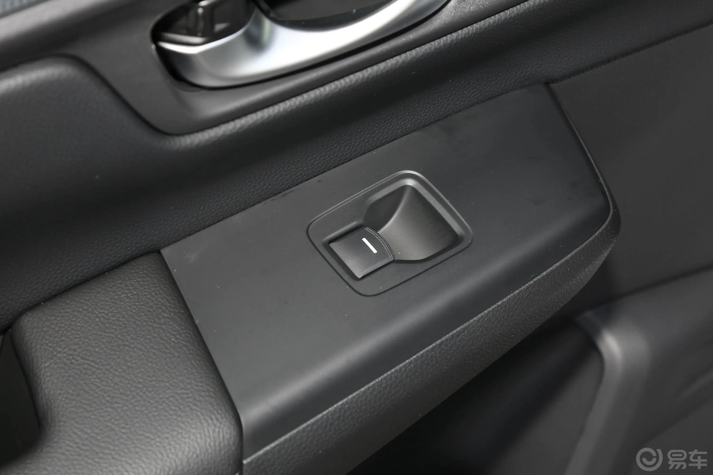本田CR-V混动 2.0L 两驱智尚版后车窗调节