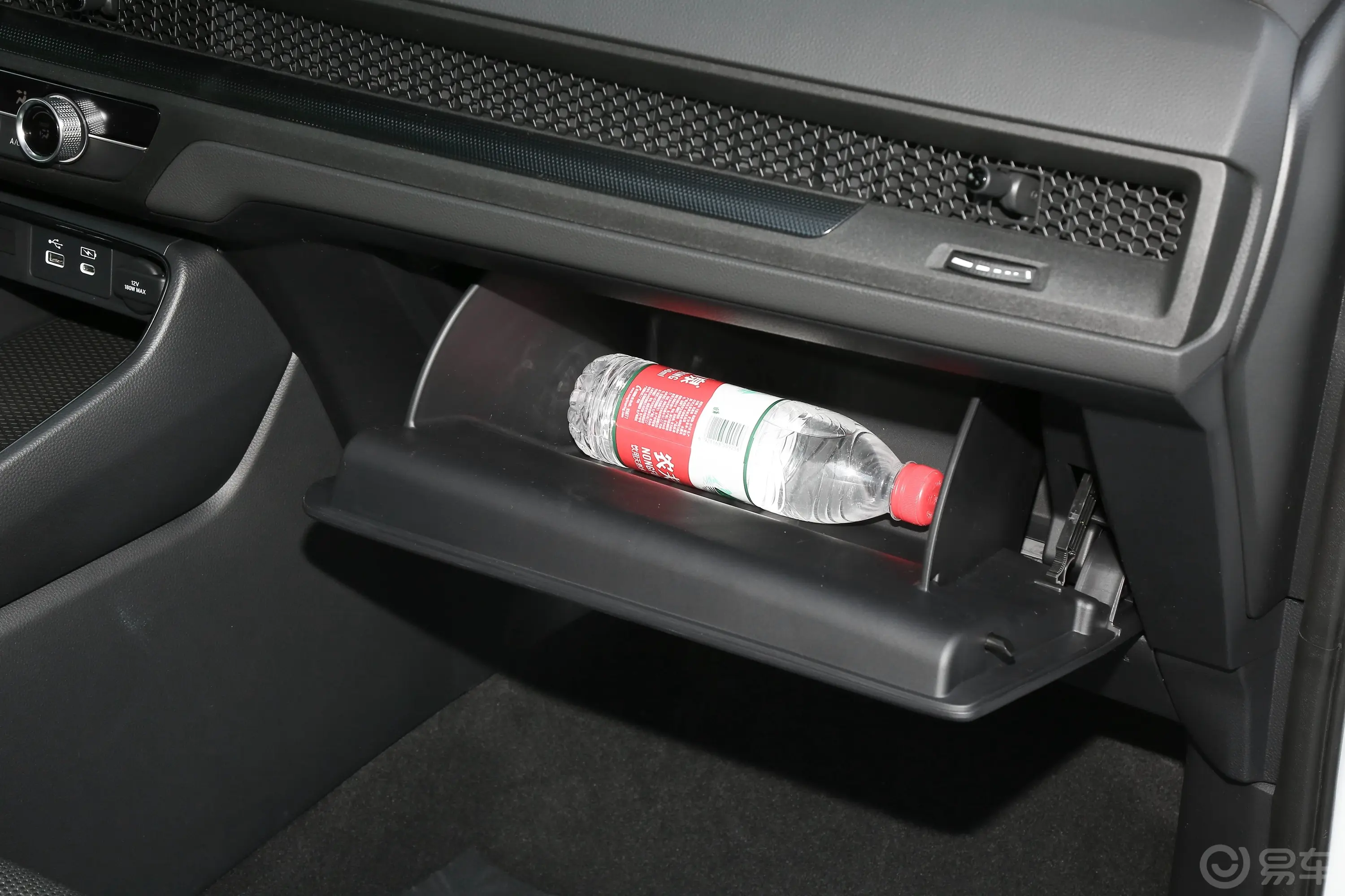 本田CR-V混动 2.0L 两驱智尚版手套箱空间水瓶横置