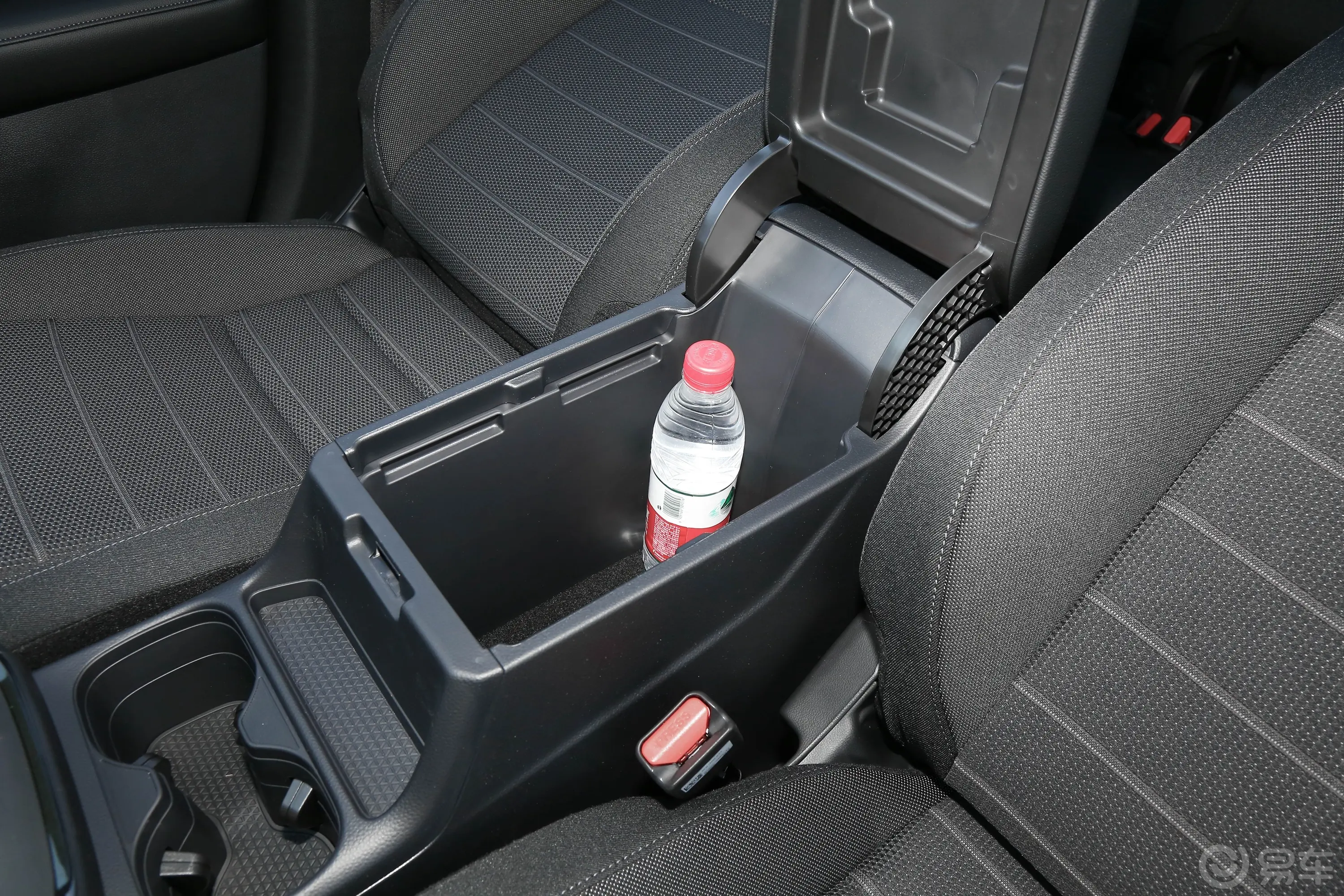 本田CR-V混动 2.0L 两驱智尚版前排扶手箱储物格
