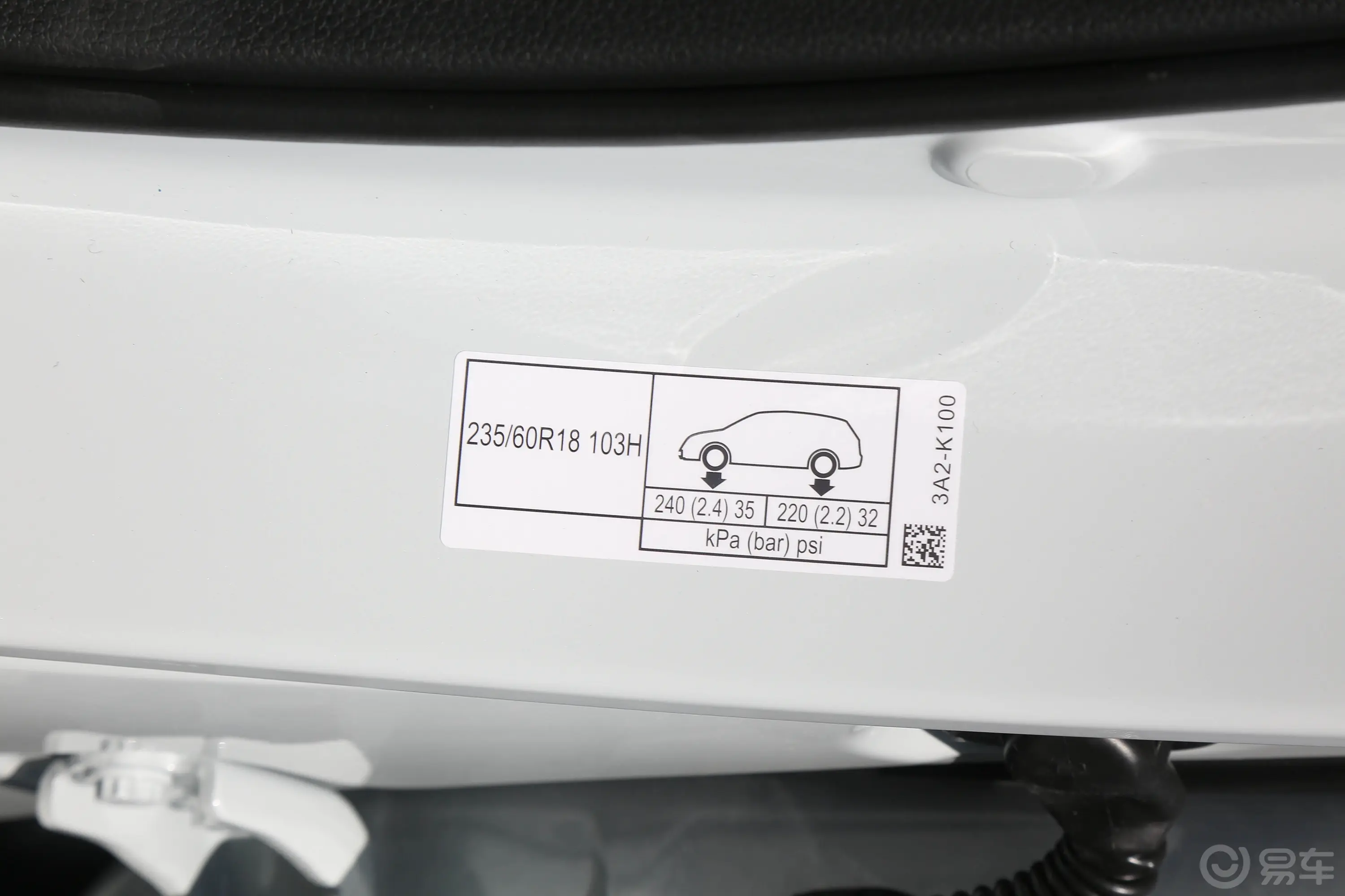 本田CR-V混动 2.0L 两驱智尚版胎压信息铭牌