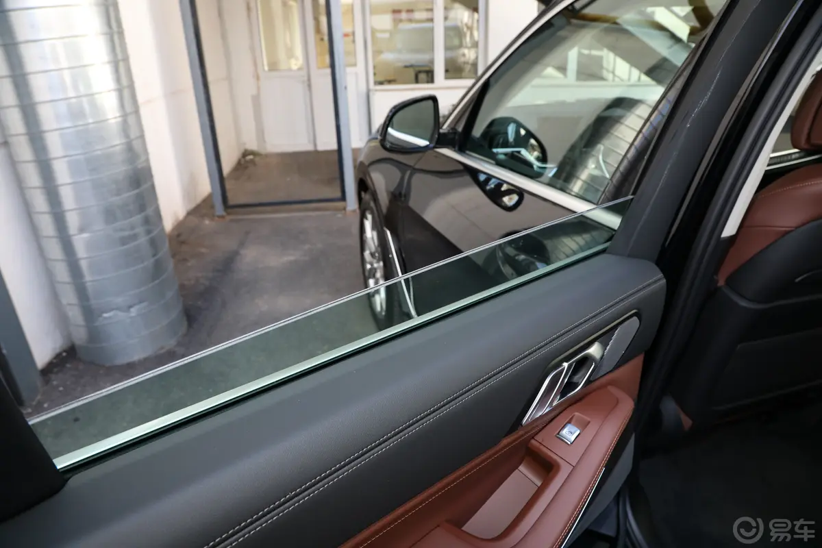 宝马X7改款 xDrive40i 领先型 豪华套装后排玻璃材质特写