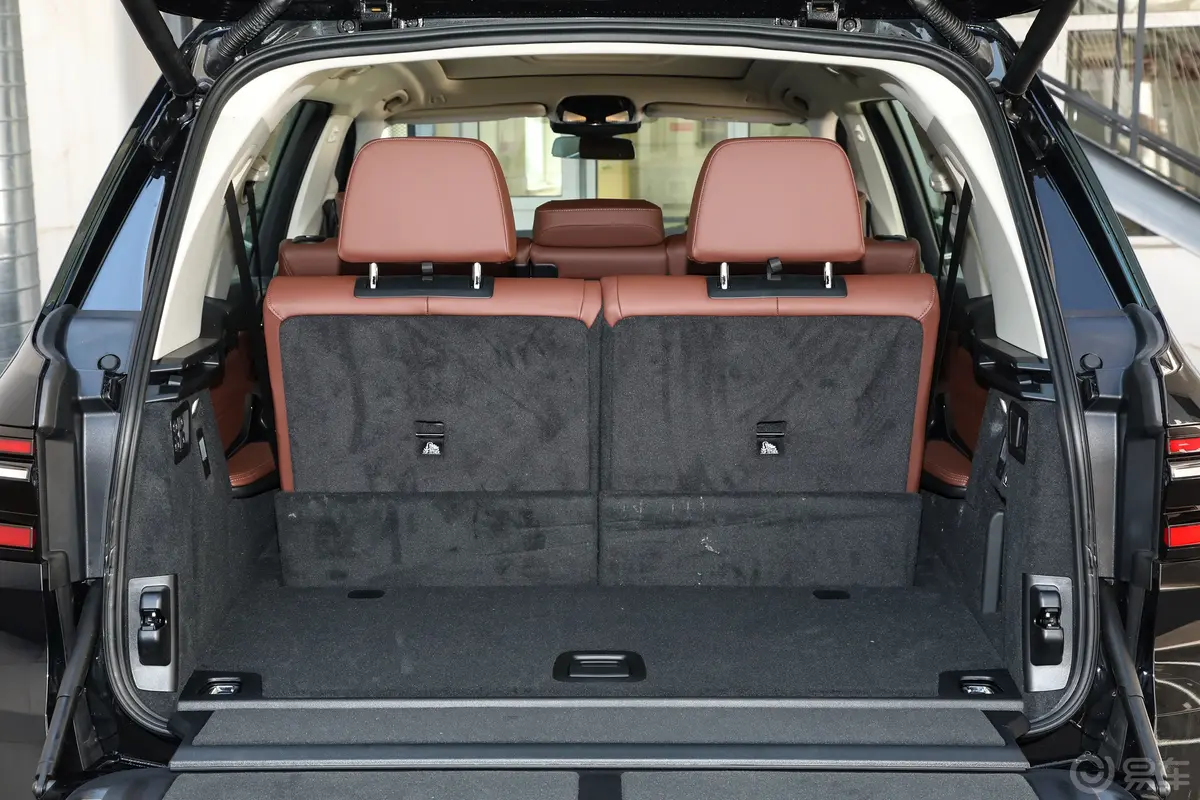 宝马X7改款 xDrive40i 领先型 豪华套装后备厢空间特写