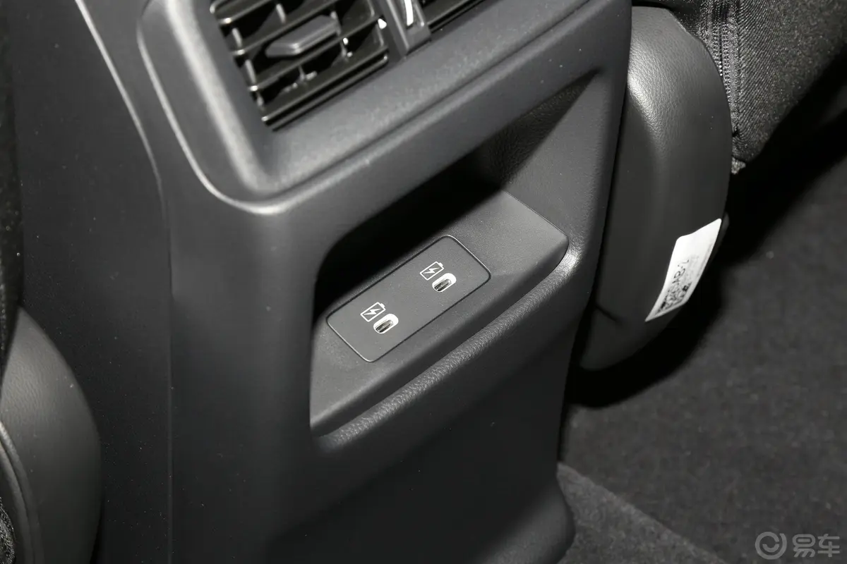 本田CR-V混动 2.0L 两驱智尚版后排充电口