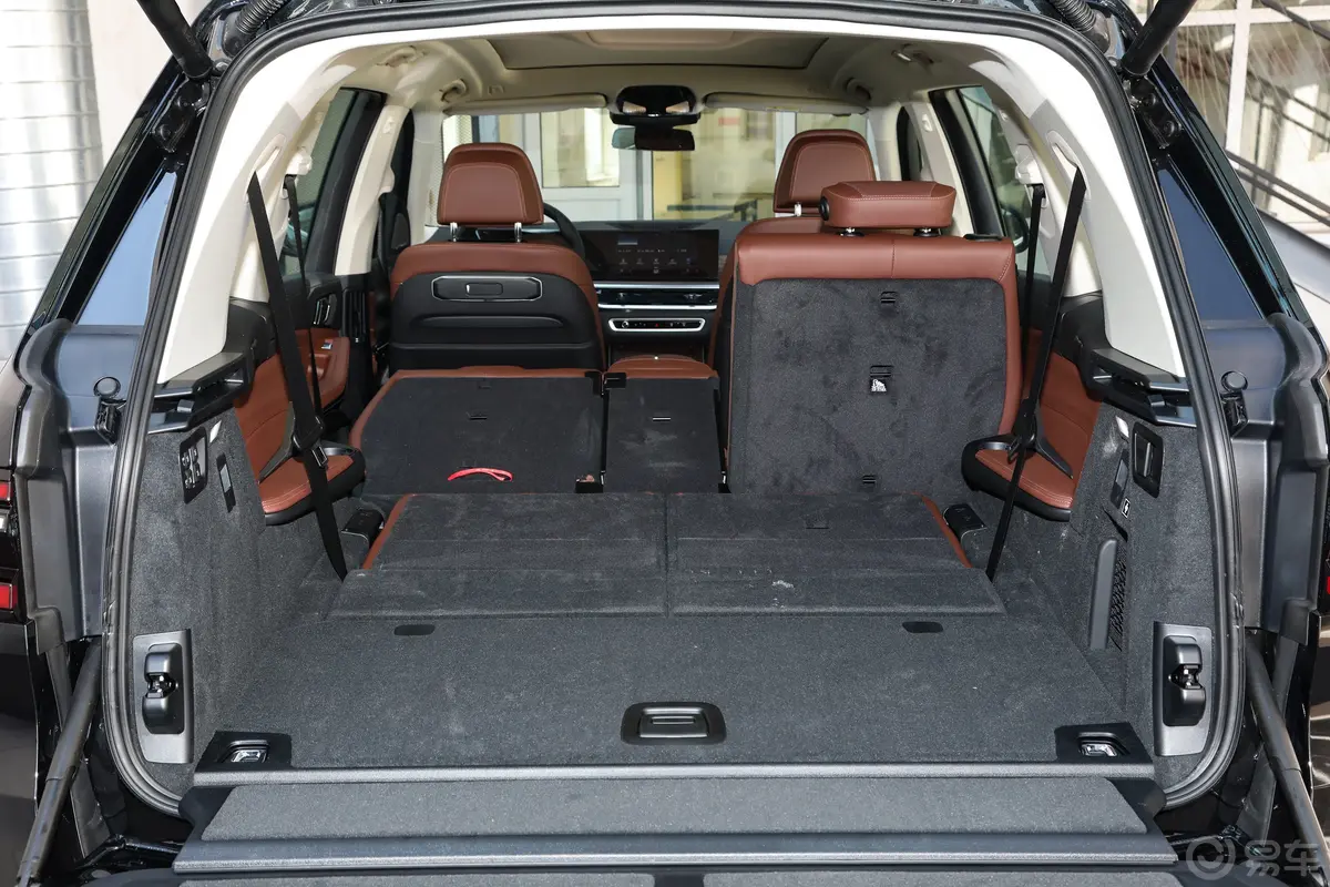 宝马X7改款 xDrive40i 领先型 豪华套装后备厢