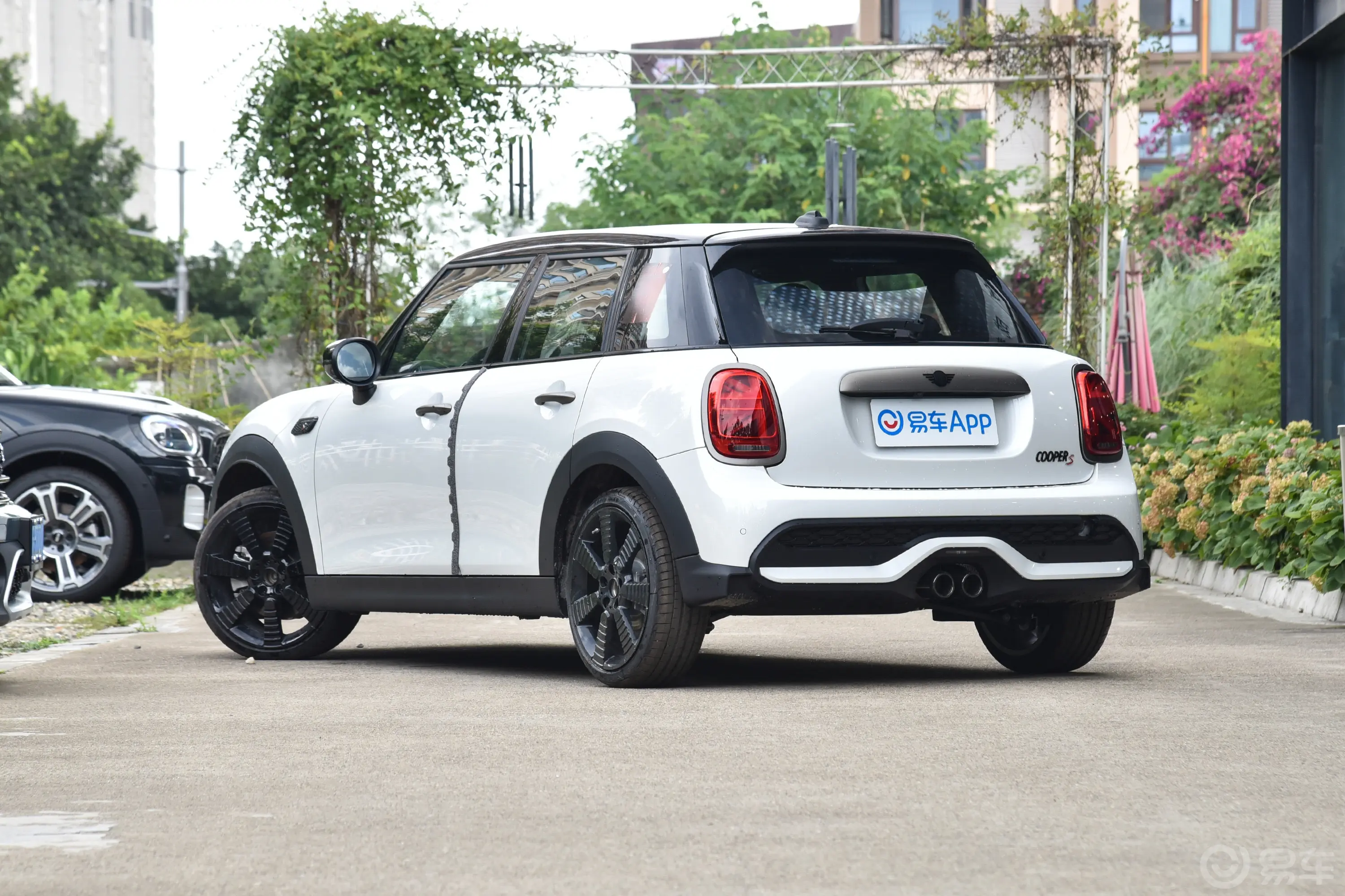 MINI2.0T COOPER S 国王十字特别版 五门版侧后45度车头向左水平