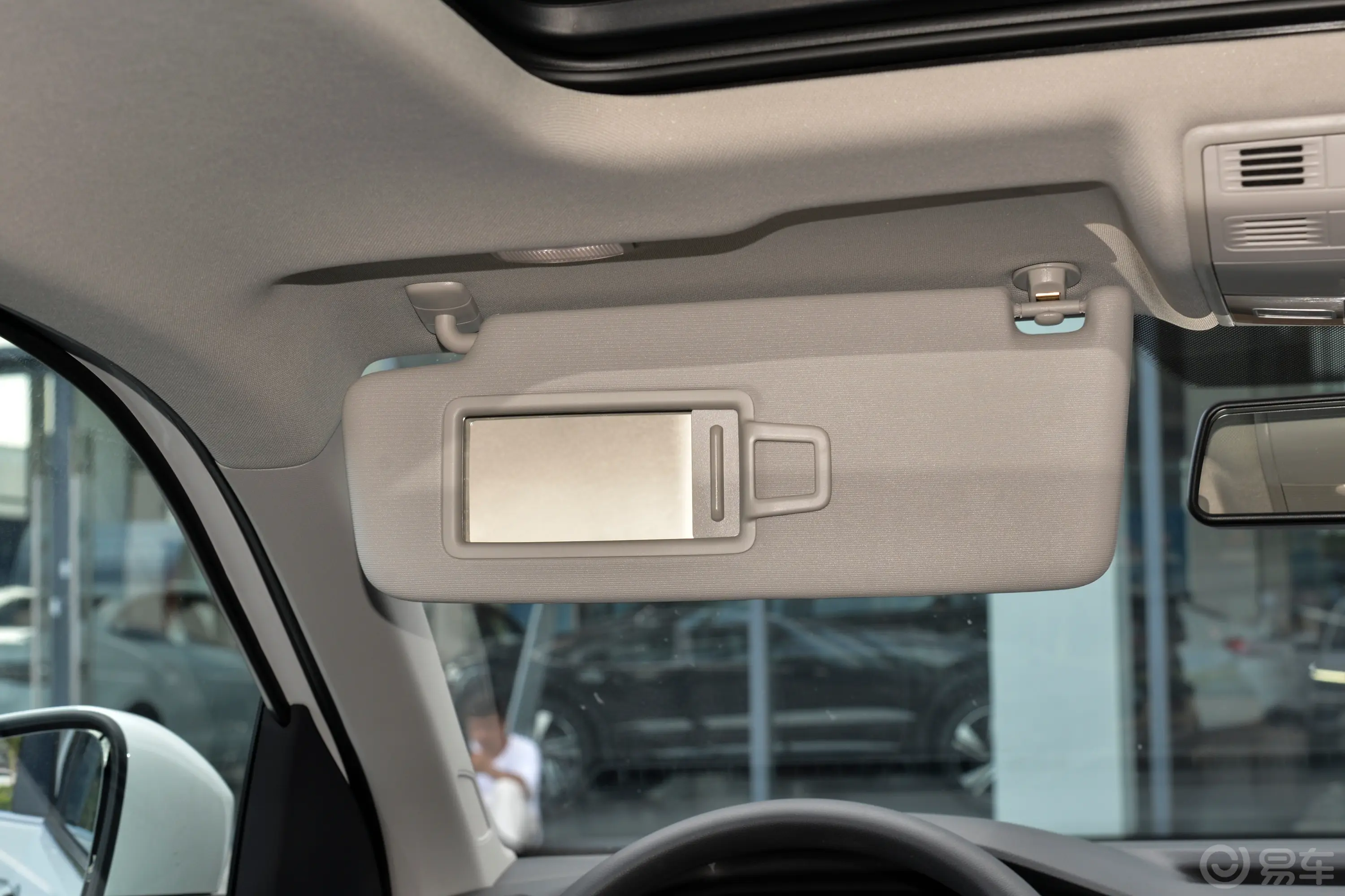 途铠改款 1.5L 自动舒适版驾驶位遮阳板
