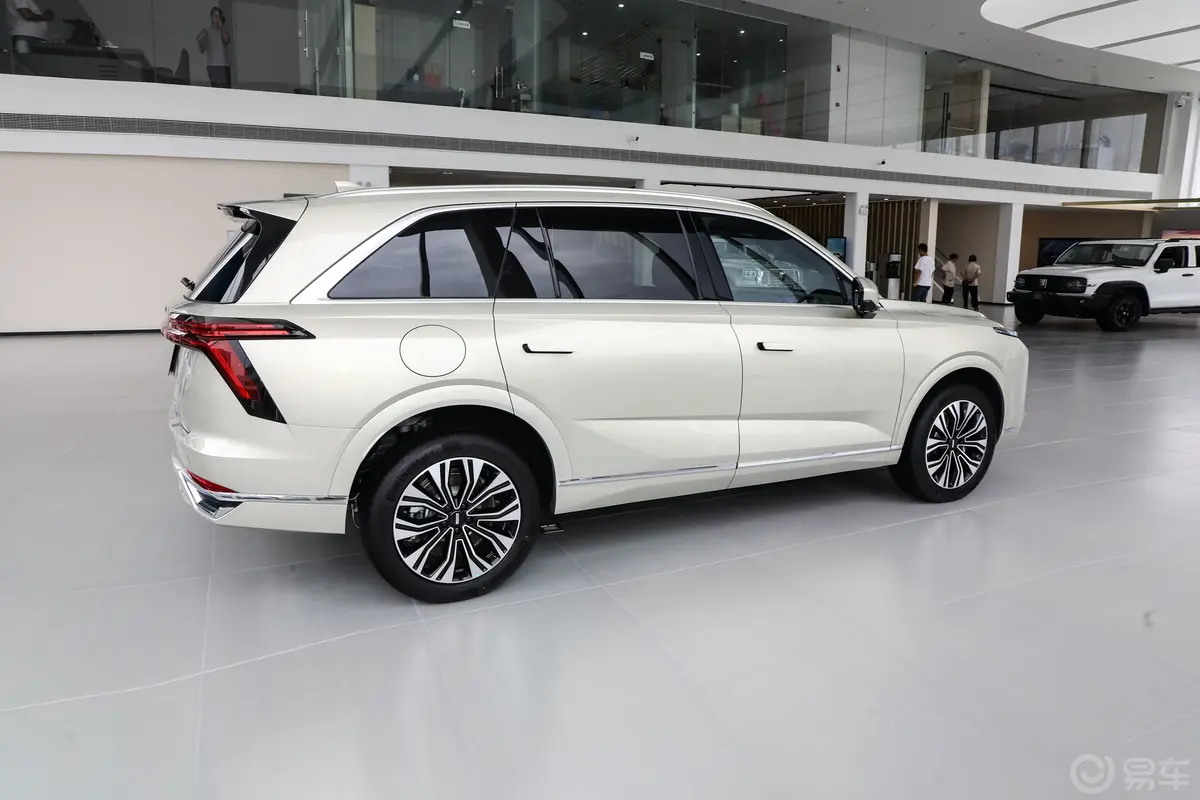 蓝山PHEV1.5T 153km 两驱长续航版正侧车头向右水平