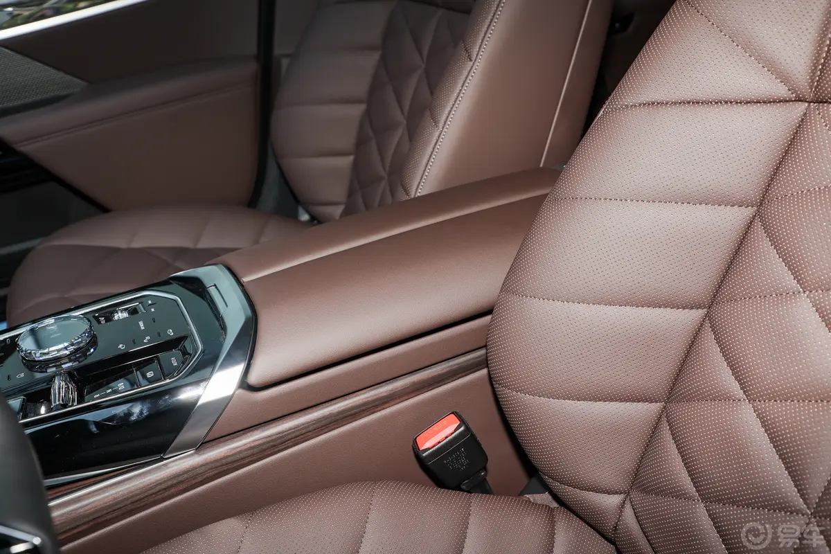 宝马i7eDrive50L 领先型 M运动套装前排中央扶手