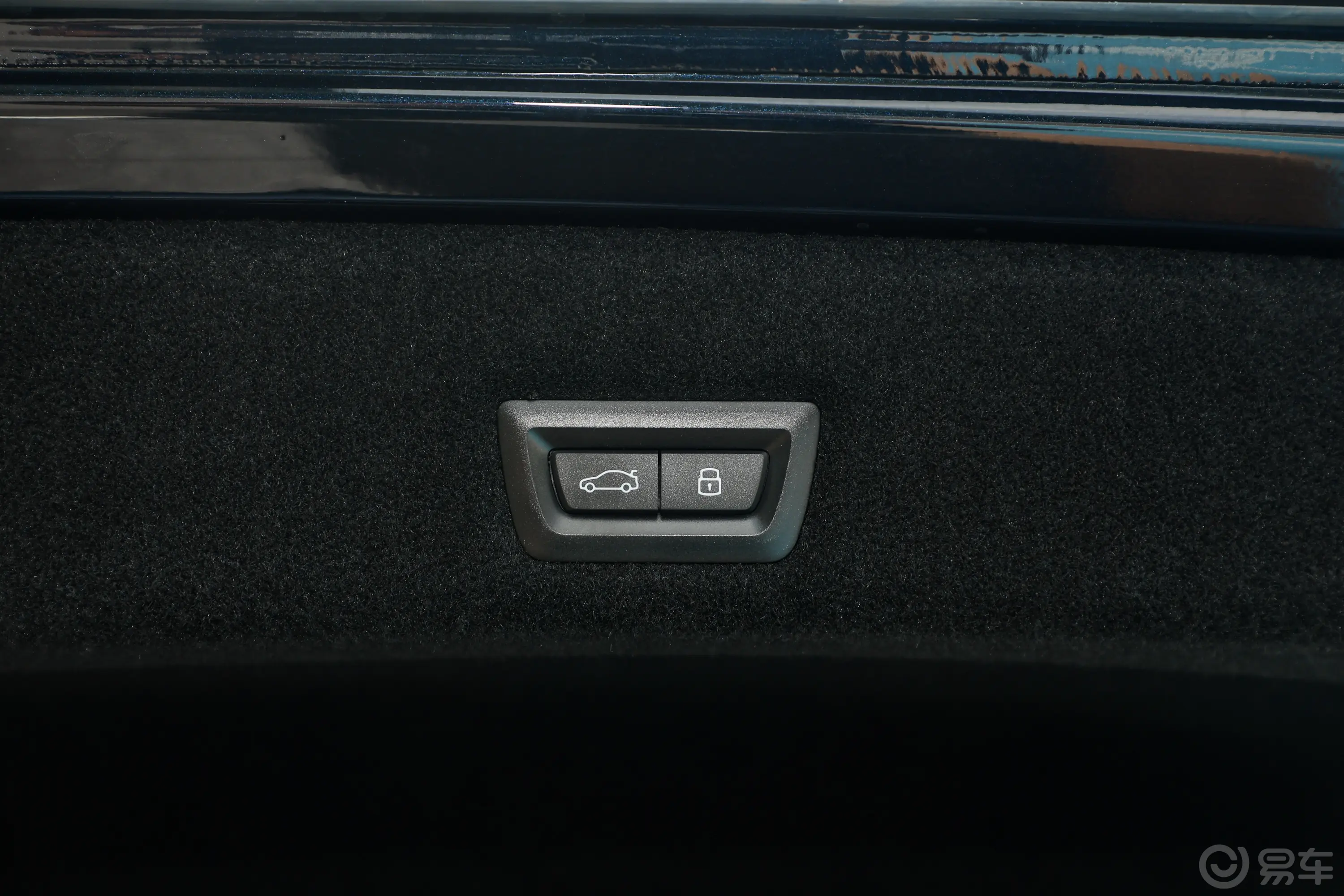 宝马i7eDrive50L 领先型 M运动套装电动尾门按键（手动扶手）