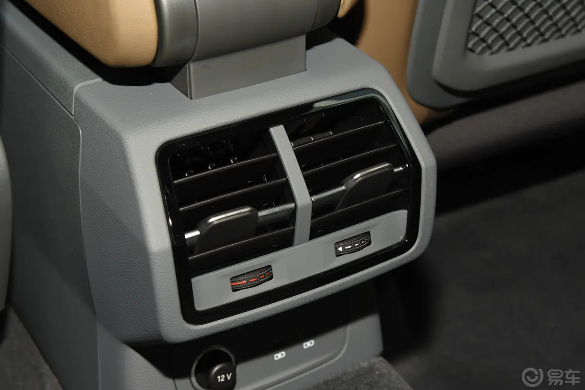 奥迪Q345 TFSI quattro 时尚动感型后排空调控制键