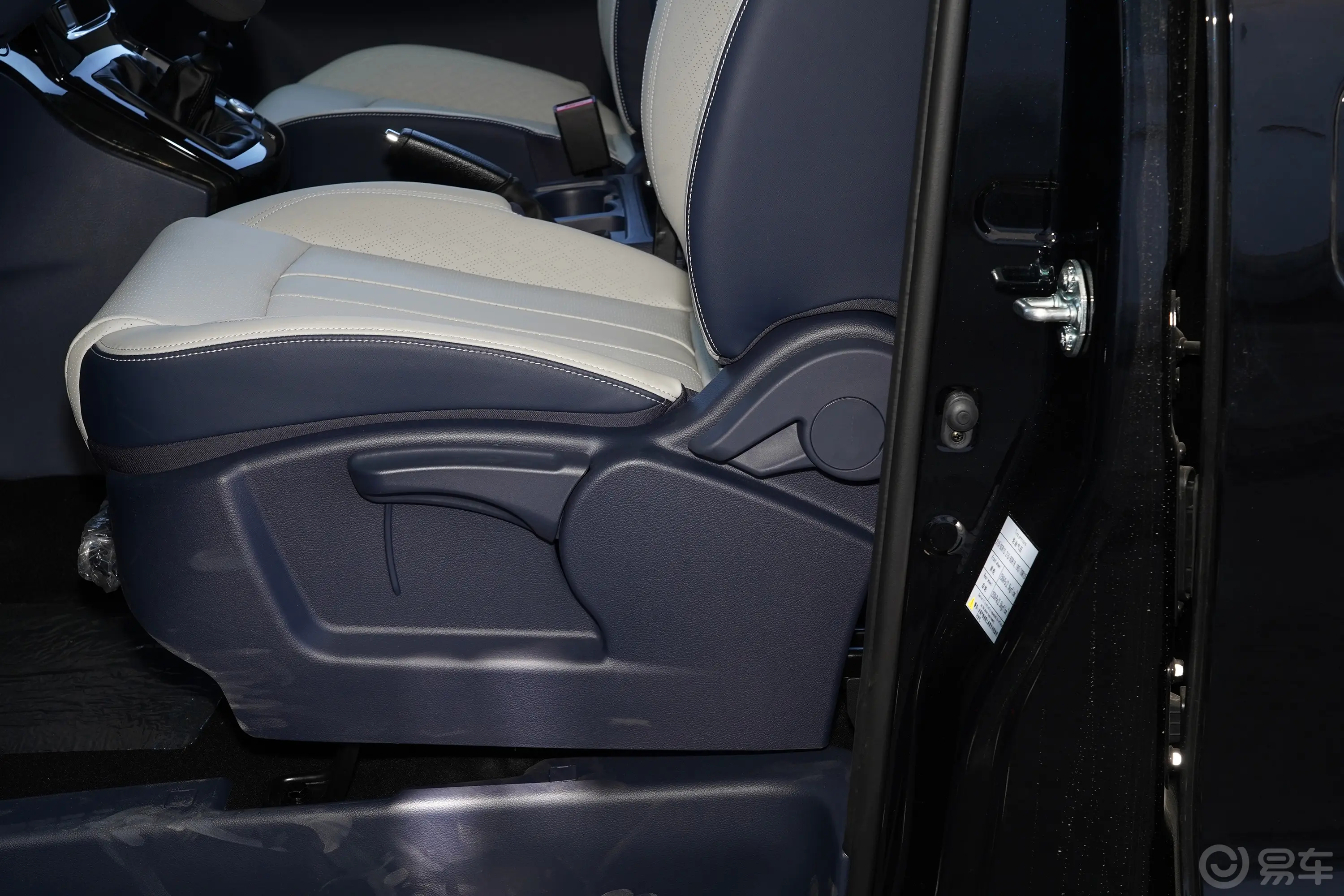 菱智PLUS1.5T 手动舒适型 9座主驾座椅调节