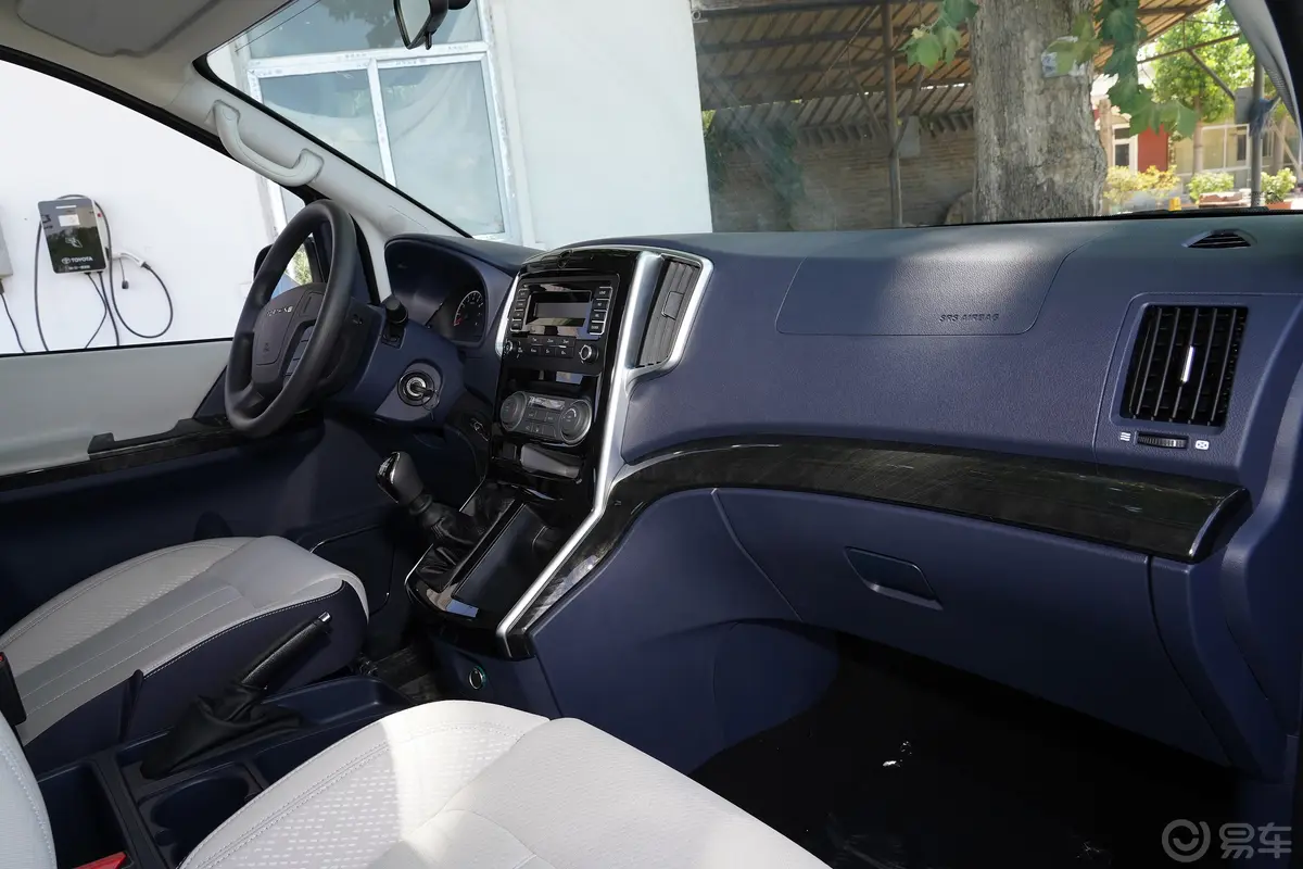 菱智PLUS2.0L 手动舒适型 7座 CNG内饰全景副驾驶员方向