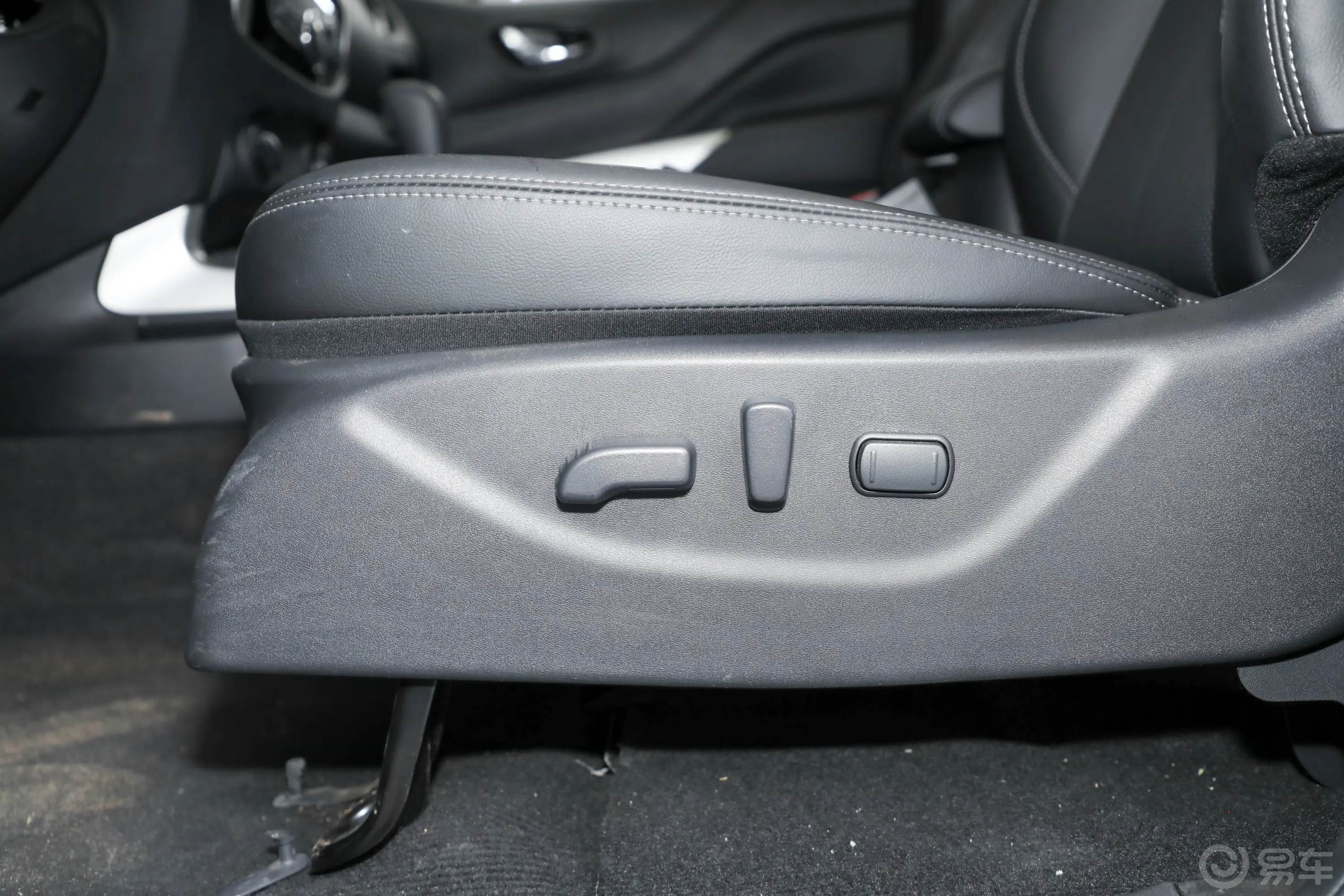 纳瓦拉越野版 2.5L 自动四驱尊贵型主驾座椅调节