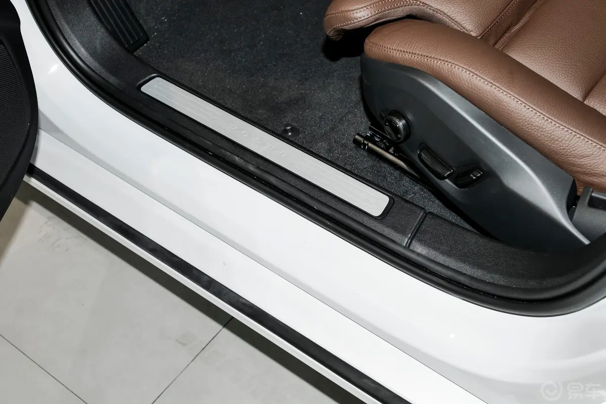 沃尔沃V60B5 自动智远豪华乐享版前排迎宾踏板