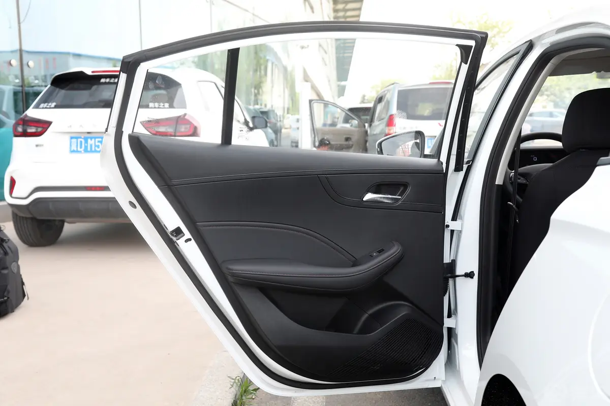 荣威i51.5L 手动舒享版驾驶员侧后车门