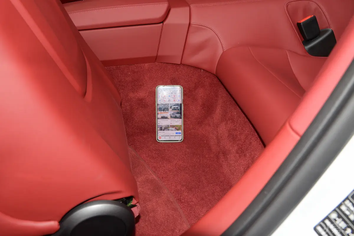 保时捷911Carrera 4S Cabriolet 3.0T后排地板中间位置
