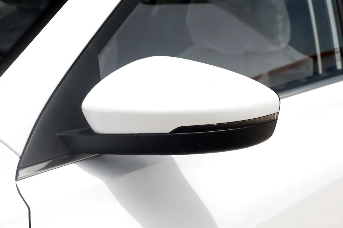 荣威i51.5L 手动优越版主驾驶后视镜背面