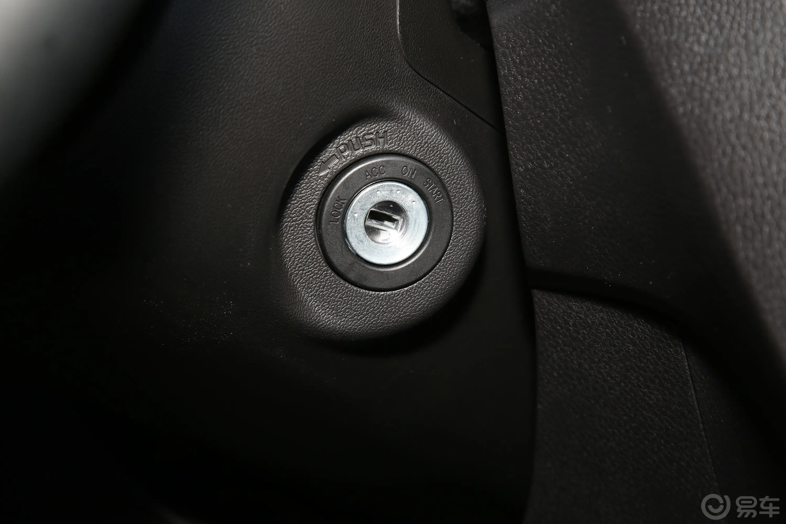 铃拓2.5T 手动四驱长轴领航版 柴油钥匙孔或一键启动按键