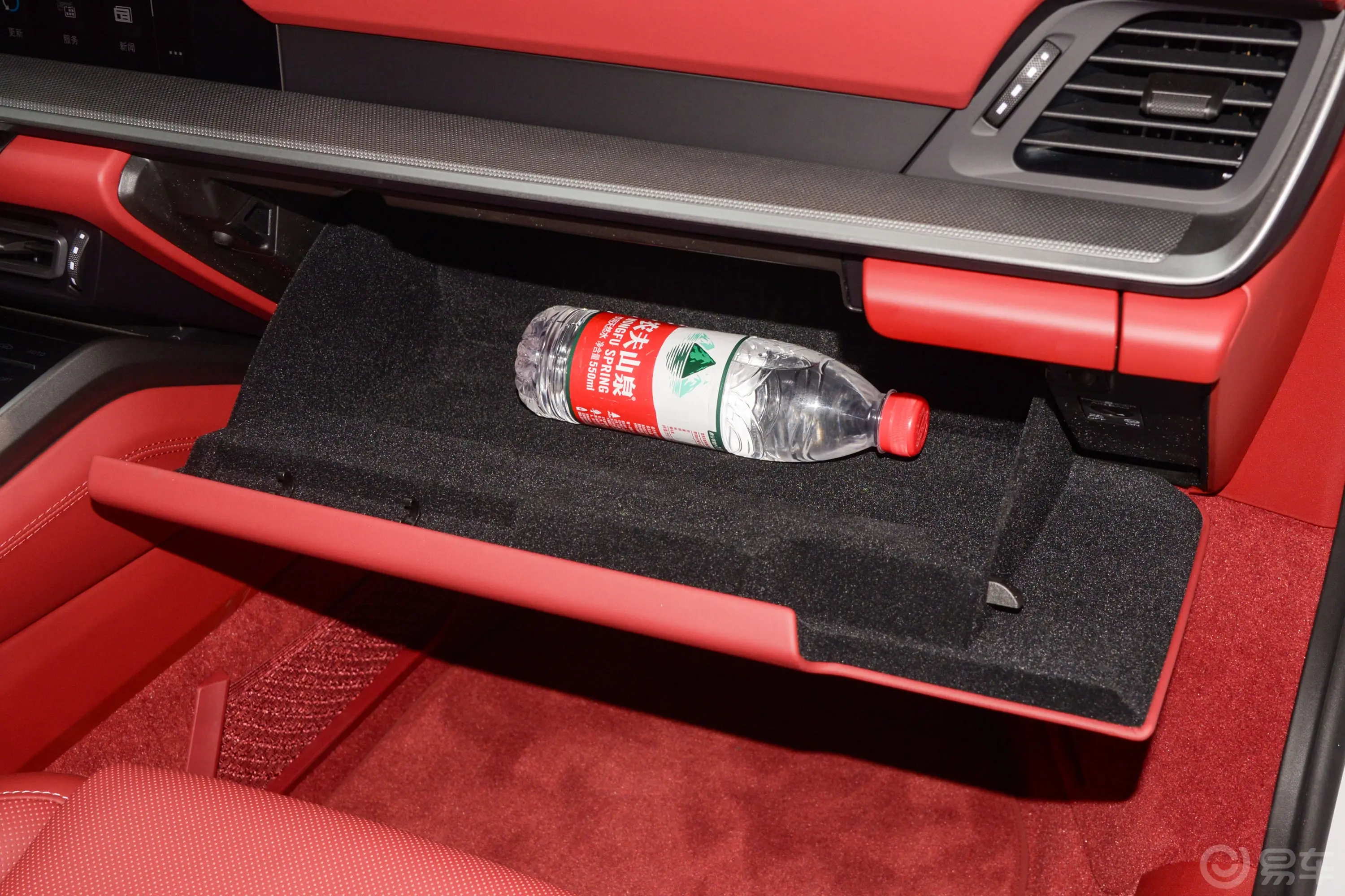 保时捷911Carrera 4S Cabriolet 3.0T手套箱空间水瓶横置