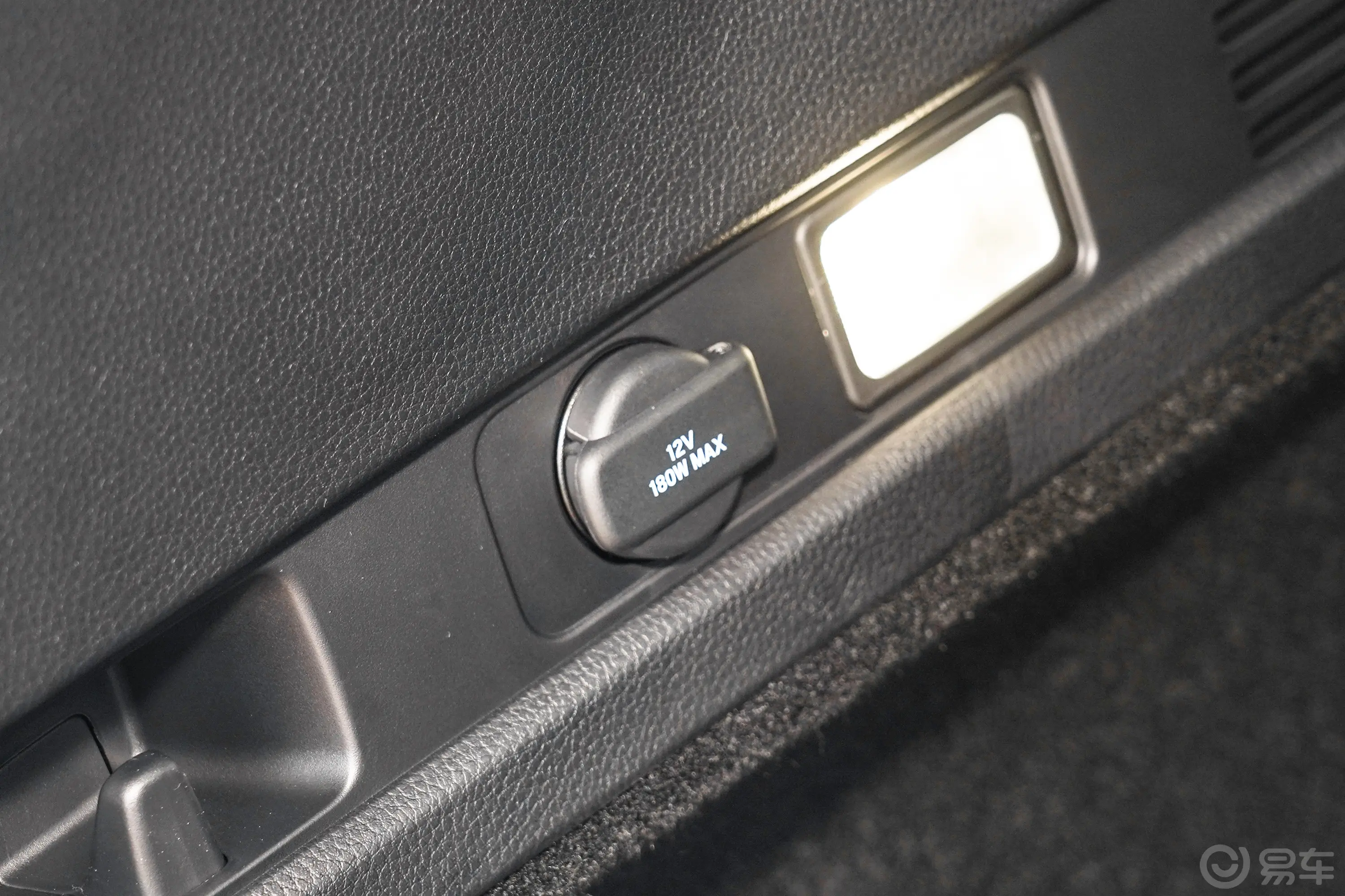 本田CR-V混动 2.0L 两驱智享版行李厢电源接口