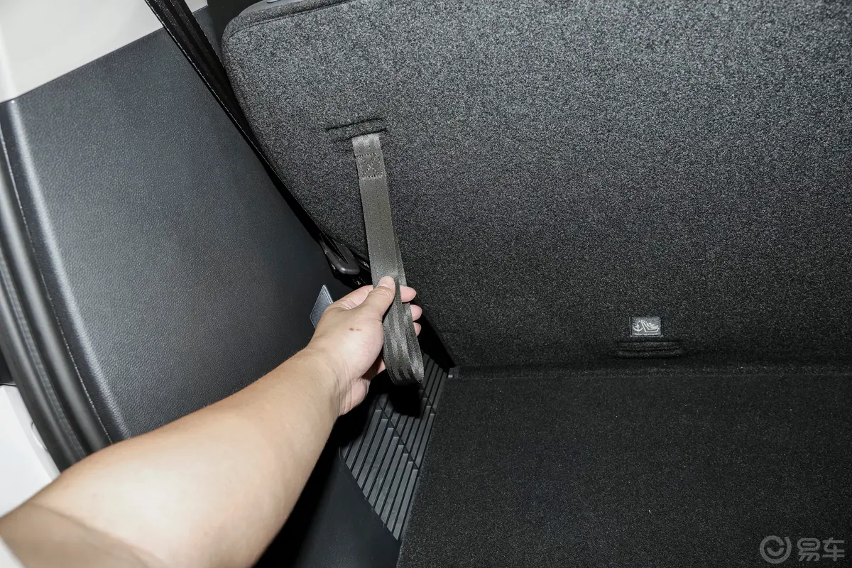 大通G50PLUS 幸福推荐款 1.5T 启航版后备箱内座椅放倒按钮