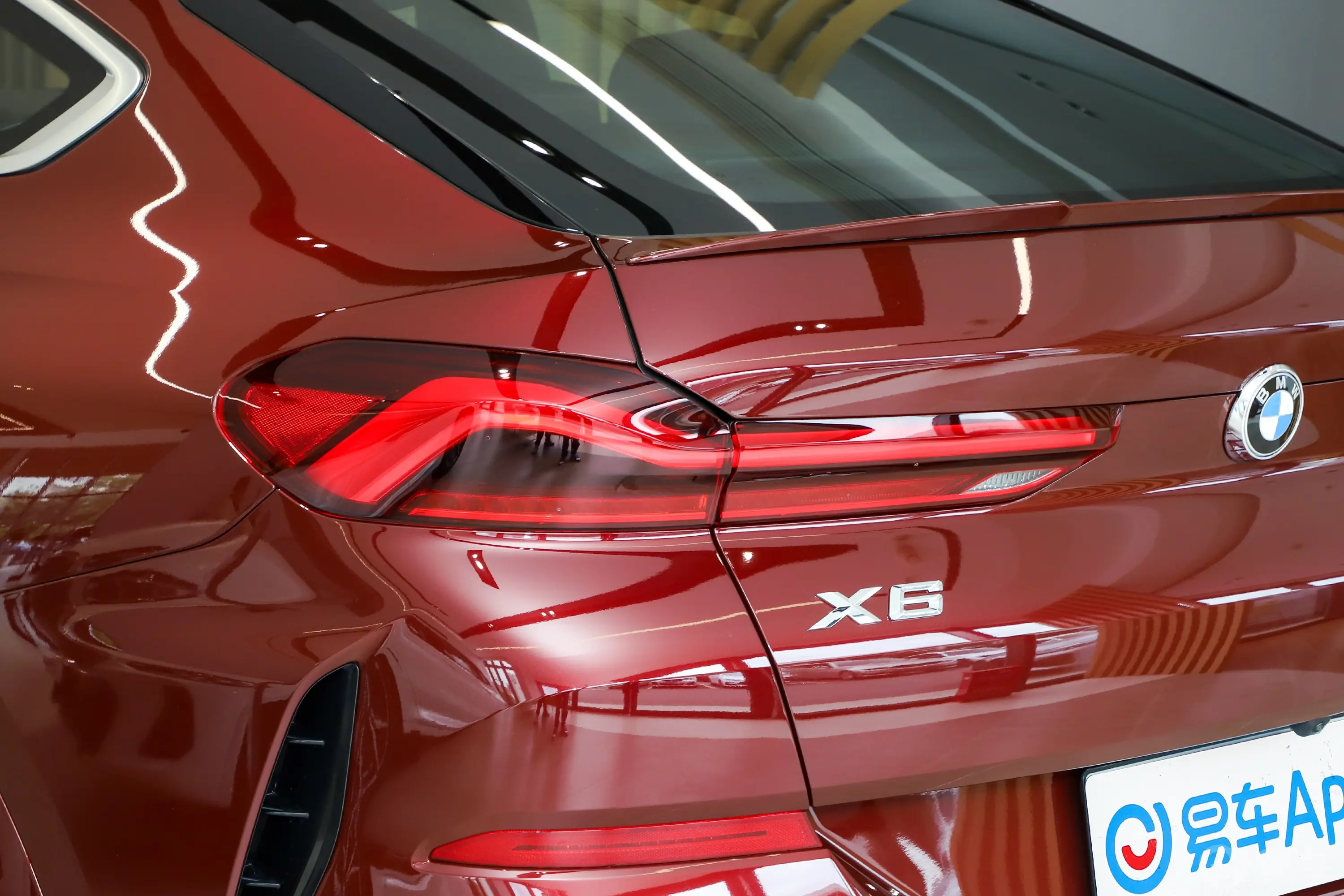 宝马X6改款 xDrive40i 尊享型 M运动套装尾灯侧45度俯拍