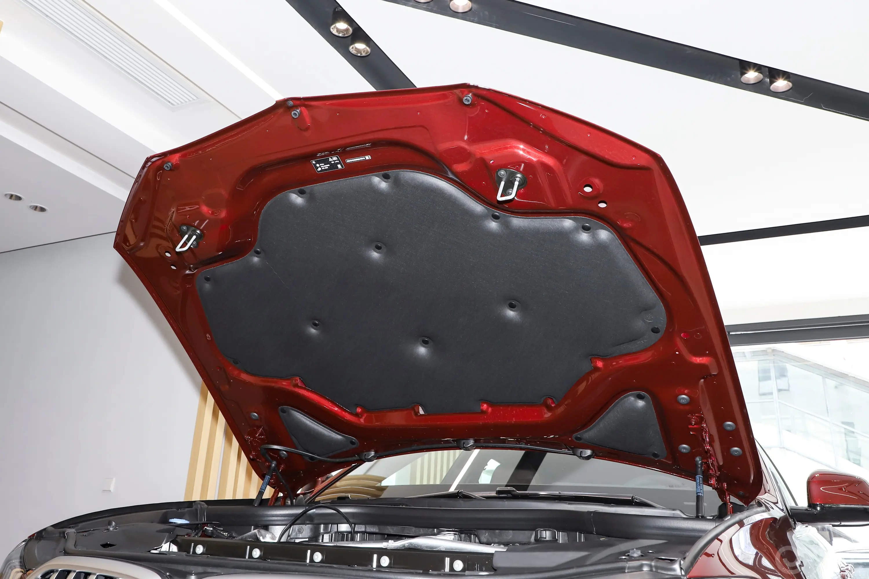 宝马X6改款 xDrive40i 尊享型 M运动套装发动机舱盖内侧