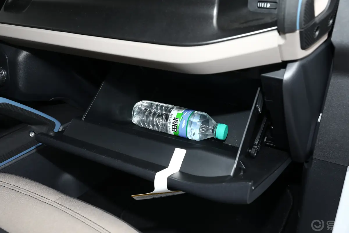 Bronco(海外)2.7T 自动版手套箱空间水瓶横置