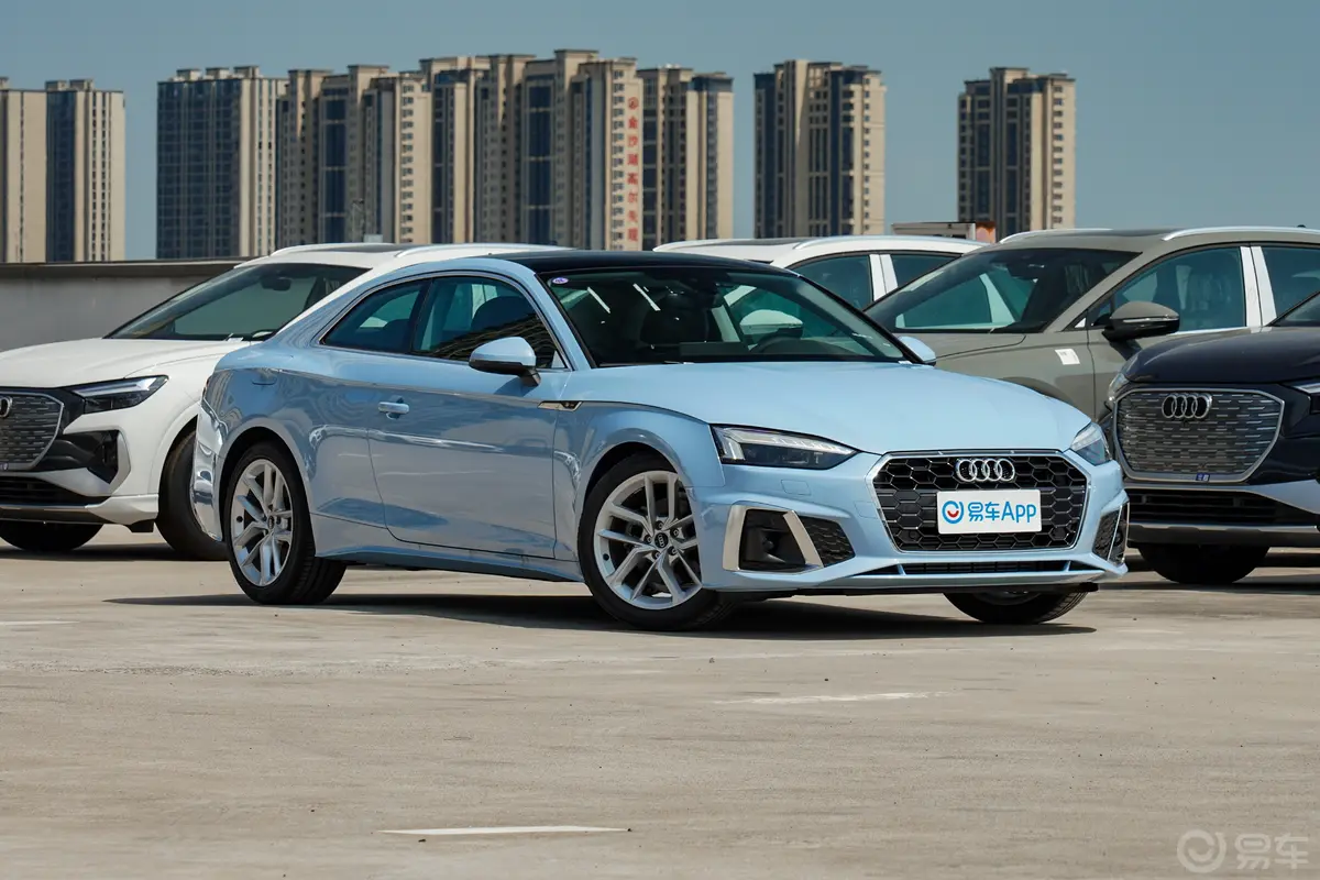 奥迪A5Coupe 40 TFSI 时尚动感型侧前45度车头向右水平