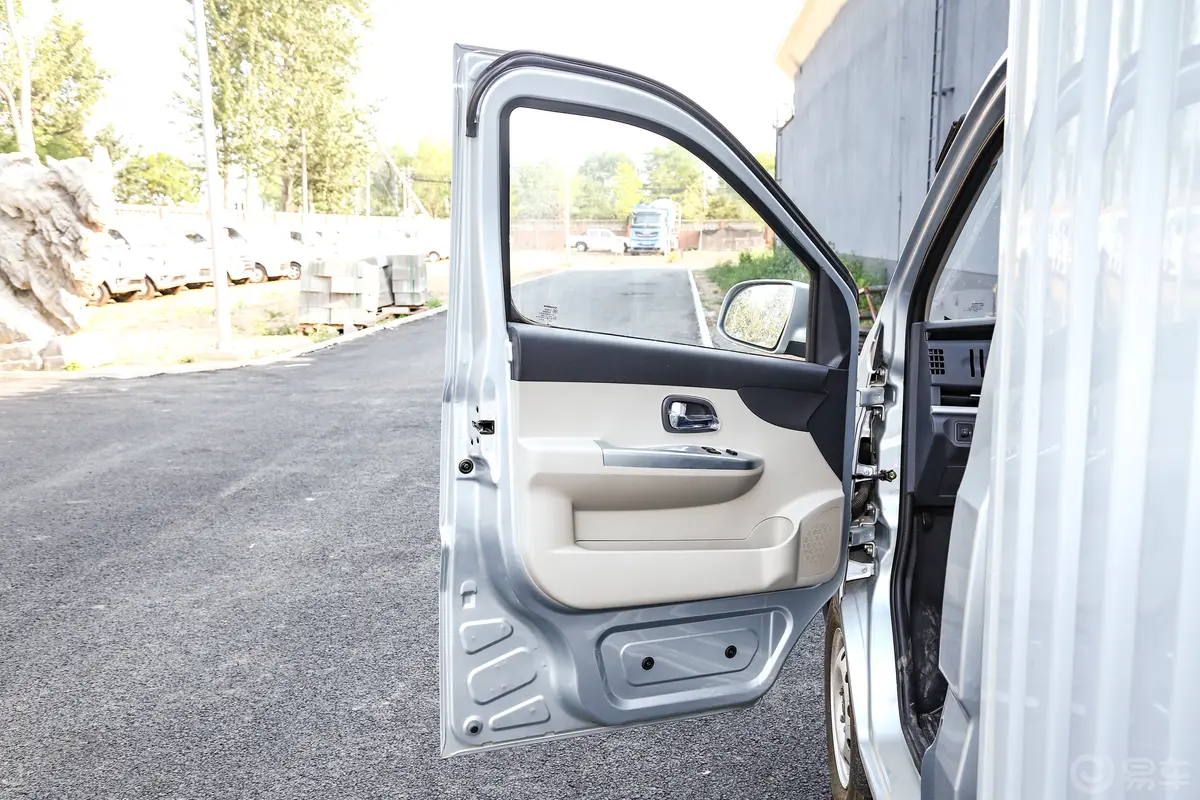 长安星卡1.5L 单排3.06米钢板厢货舒适型驾驶员侧前车门