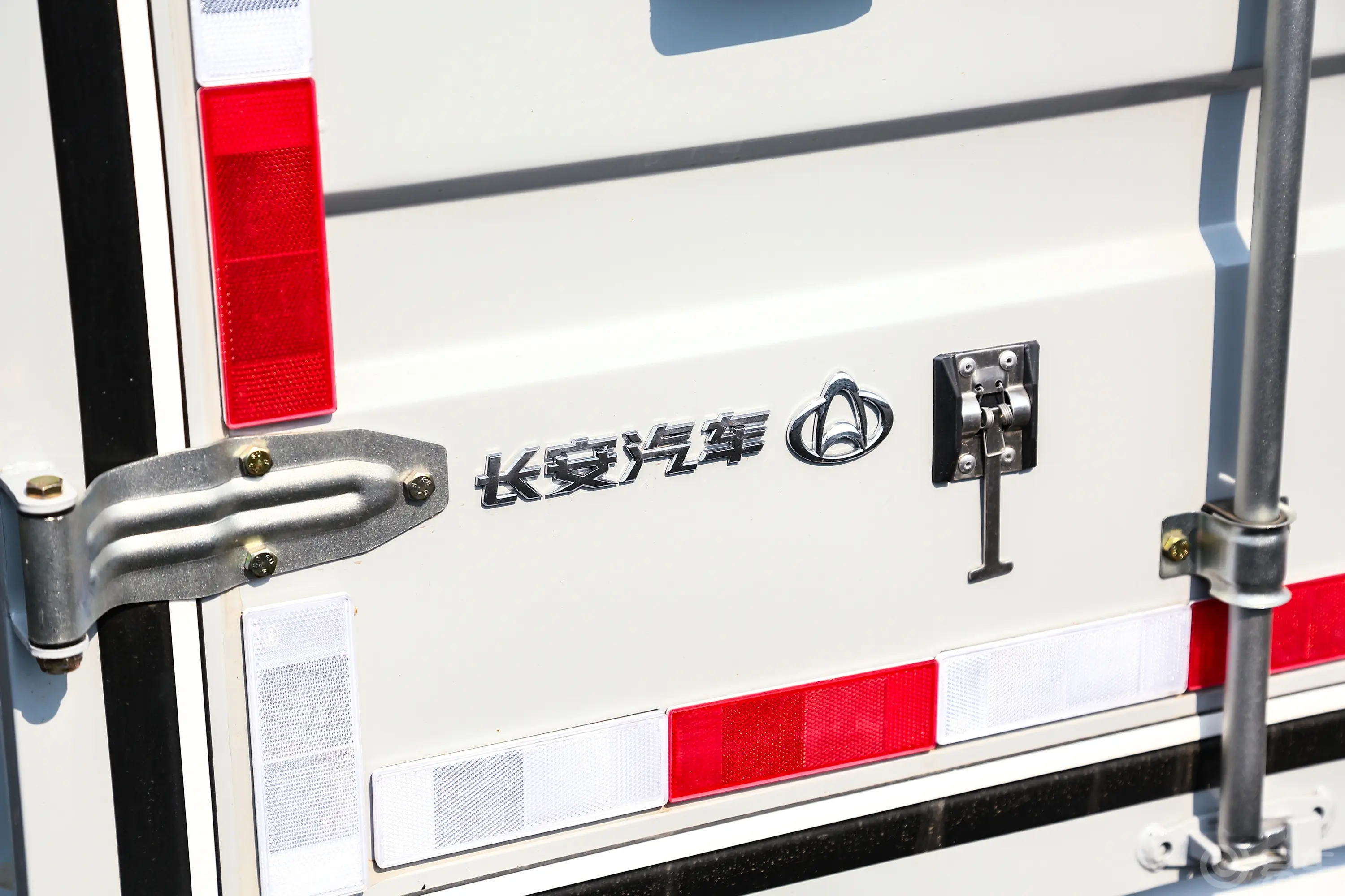 长安星卡1.5L 单排3.06米钢板厢货舒适型外观细节