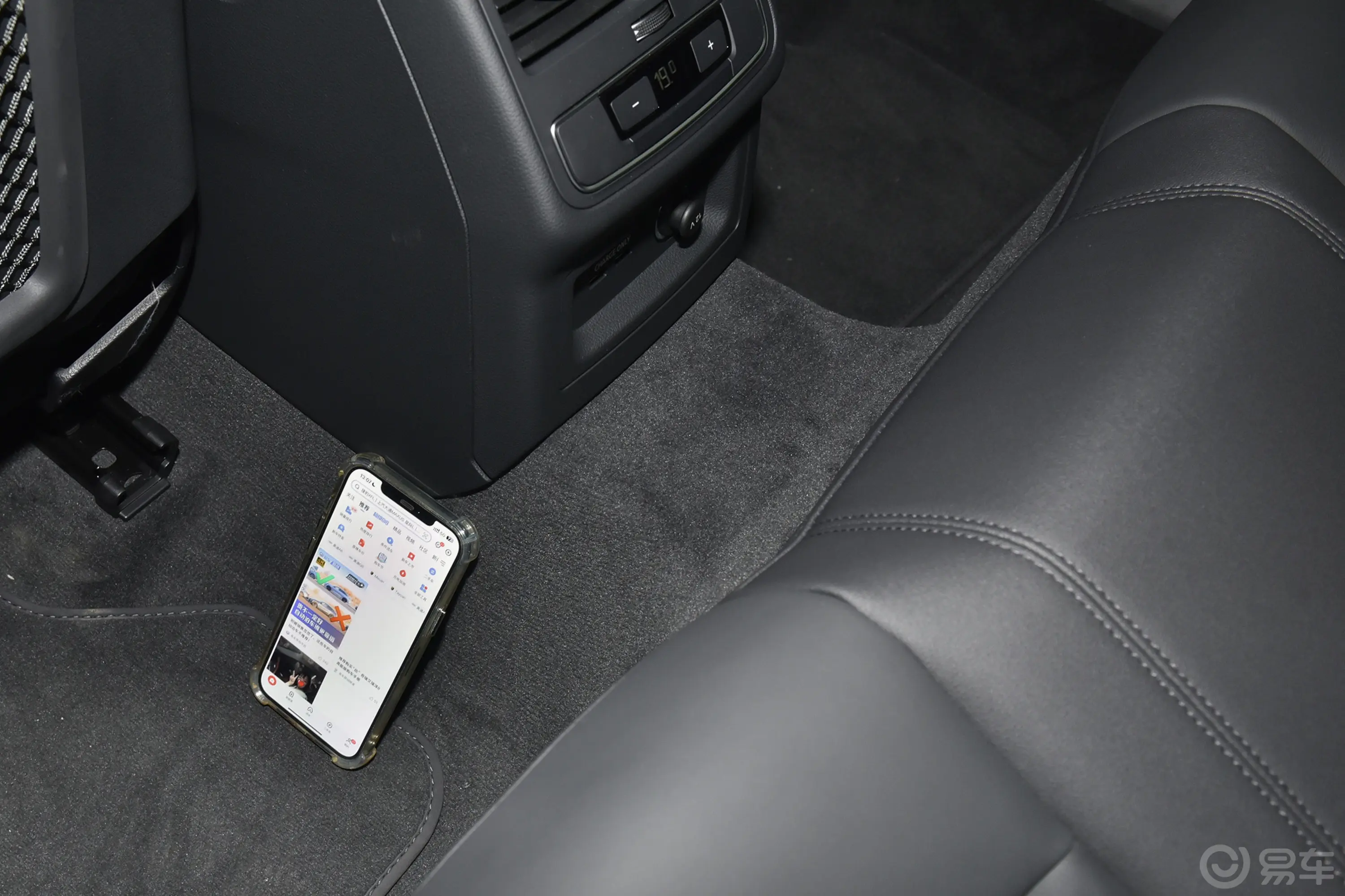 奥迪A4(进口)Avant 40 TFSI 大探险家型后排地板中间位置