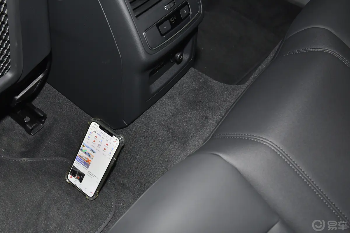 奥迪A4(进口)Avant 40 TFSI 大探险家型后排地板中间位置
